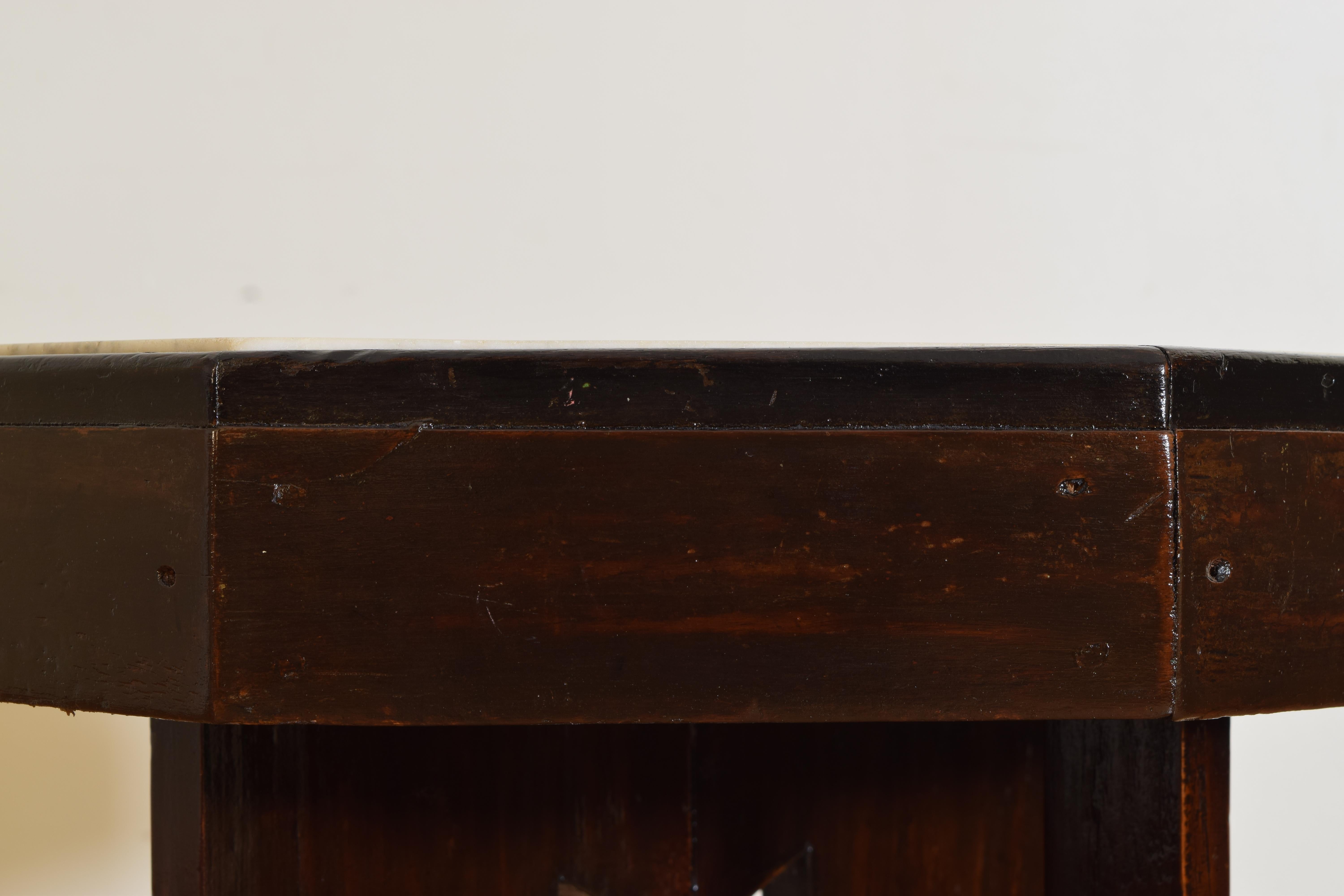 Mesa auxiliar francesa con forma Art Déco tardío de madera dura y tapa de mármol, ca. 1940 Madera dura en venta