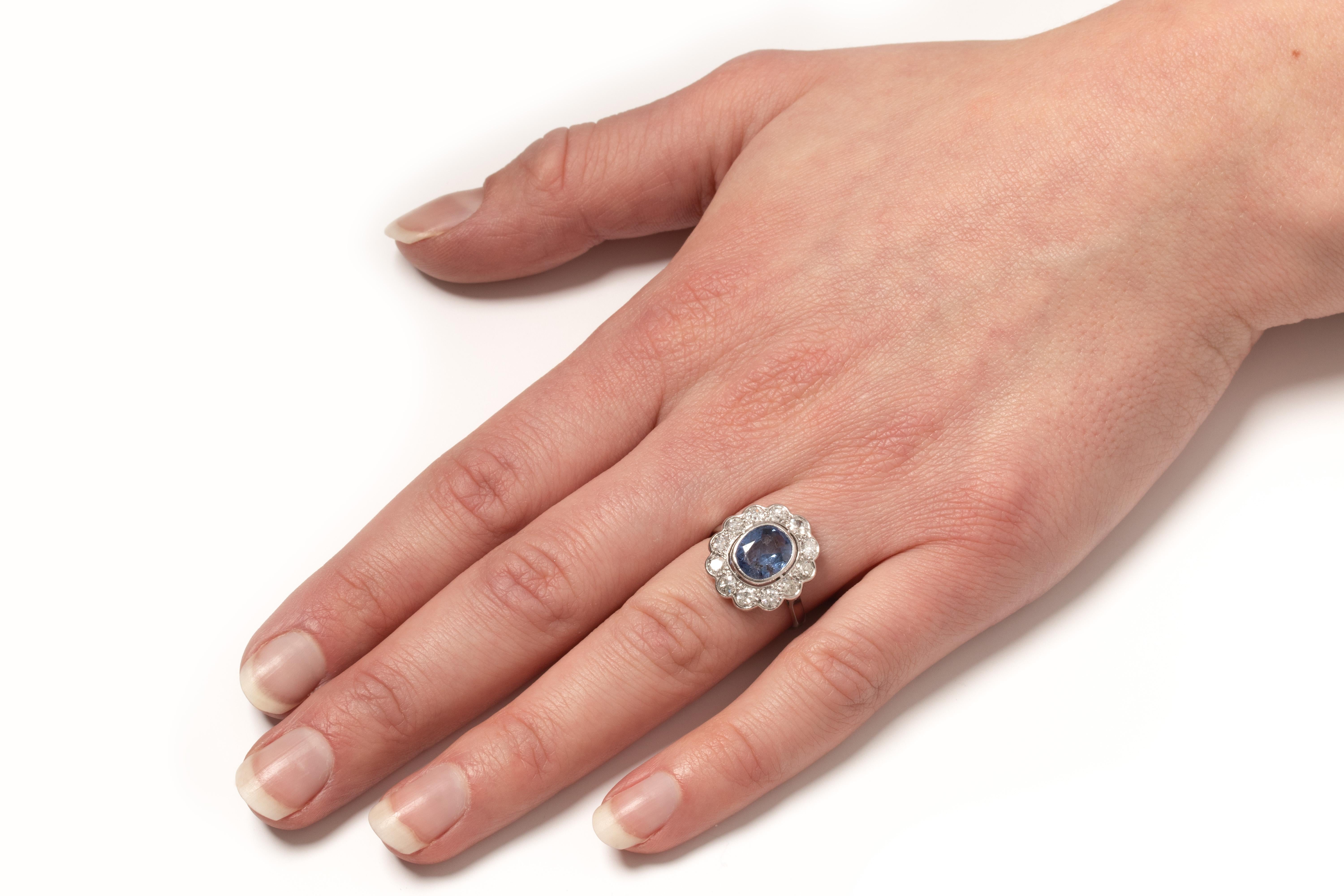 French Late Deco 2.40 Carat Sapphire and Diamond Ring, c.1940s In Good Condition For Sale In London, GB