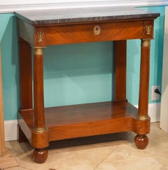 Table console en acajou de style fin d'empire avec dessus en marbre et bronze doré.