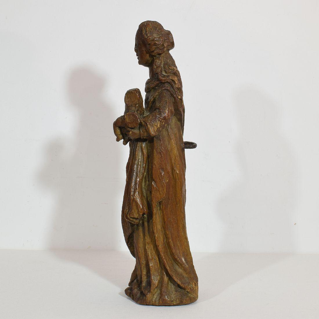 French Late Medieval 16th Century Carved Oak Madonna with Child In Good Condition In Buisson, FR