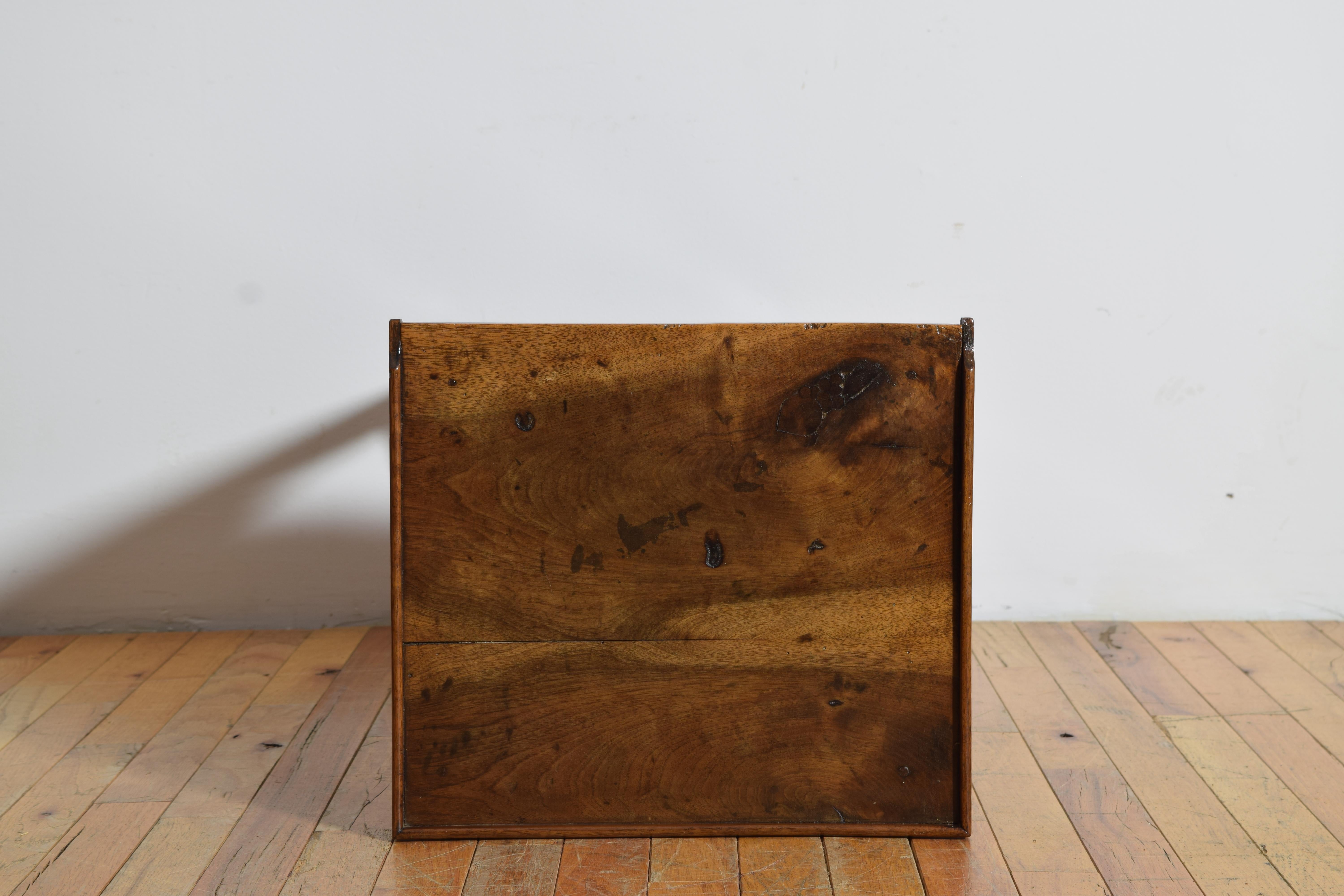 French Late Neoclassic Walnut Tamboor Front Nighstand, ca. 1820-1830 en vente 3