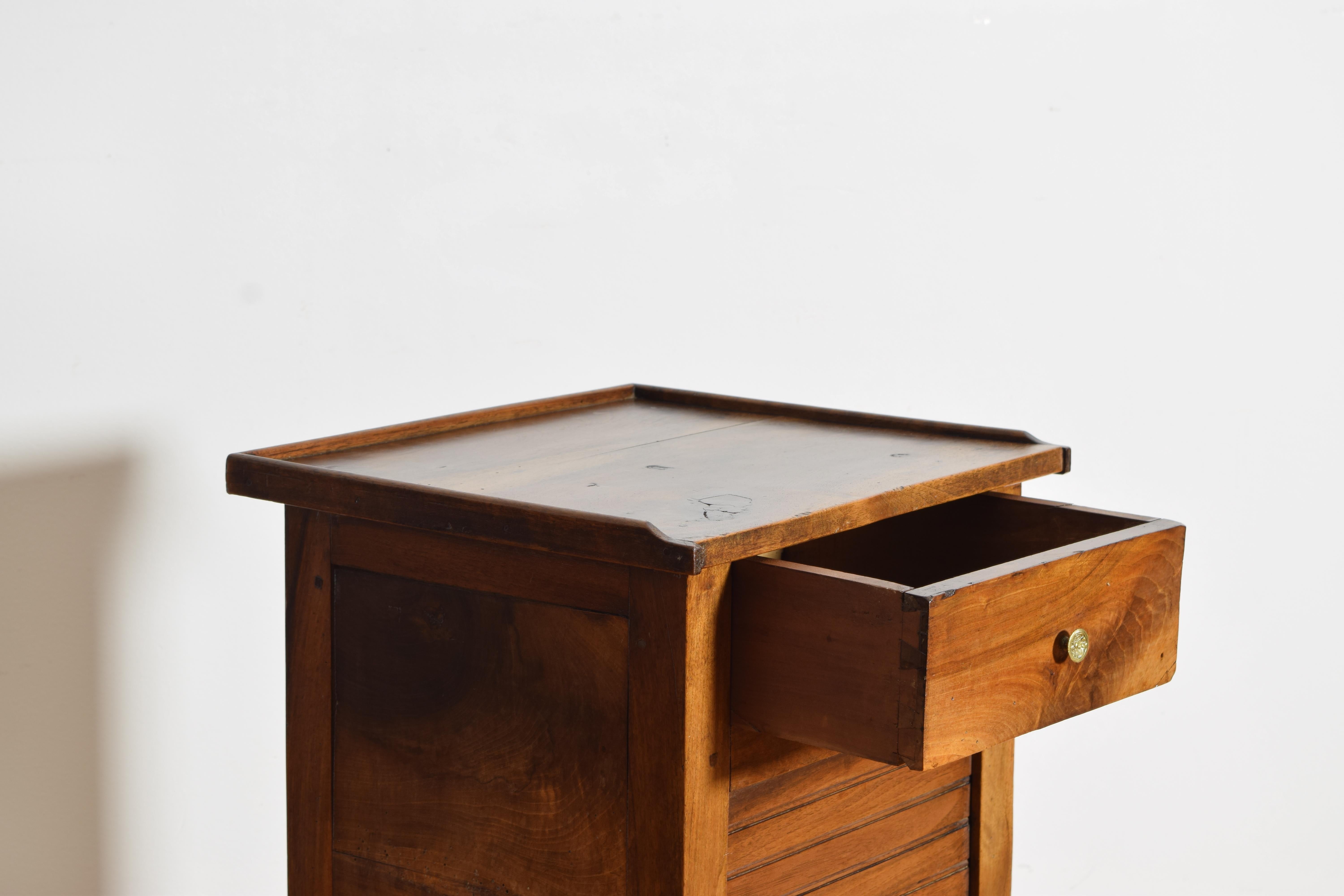French Late Neoclassic Walnut Tamboor Front Nighstand, ca. 1820-1830 en vente 1