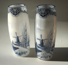 Französisches spätviktorianisches Legras-Vasenpaar aus Emaille-Glas ''Delft'', um 1900