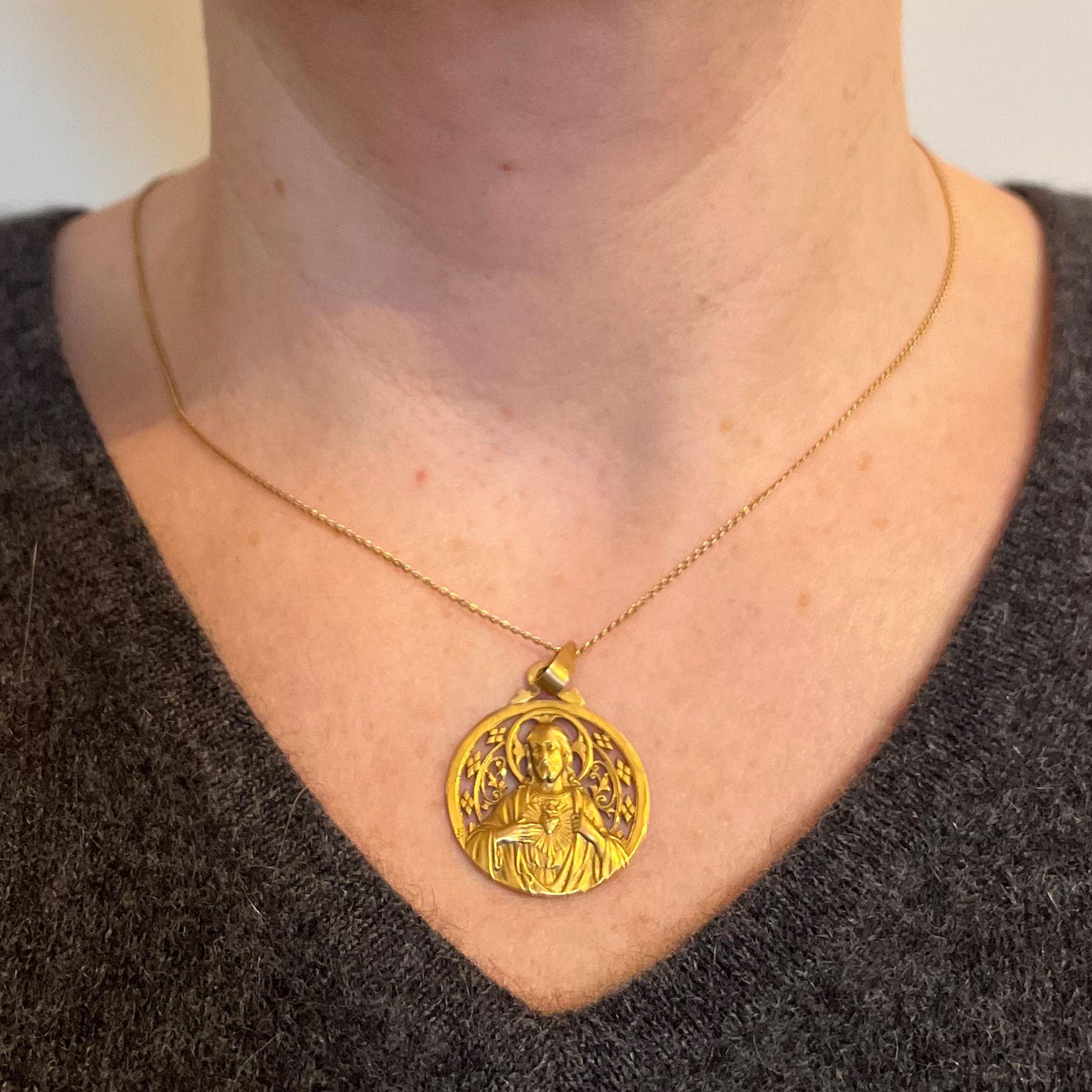 French Lavrillier Sacred Heart Madonna and Child 18K Yellow Gold Medal Pendant In Good Condition For Sale In London, GB