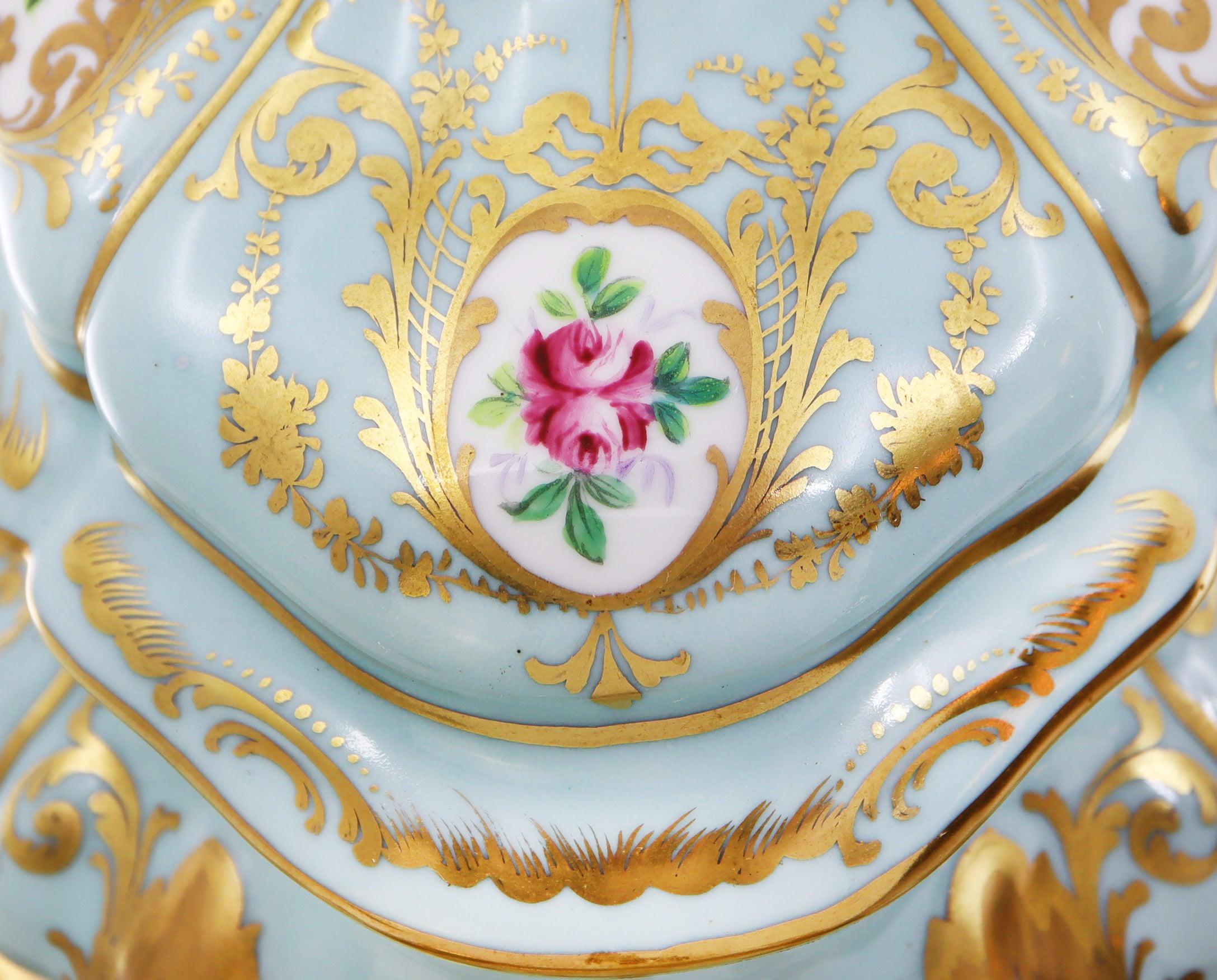 Français Soupière en porcelaine peinte à la main Le Tallec, milieu du 20e siècle, style rococo en vente