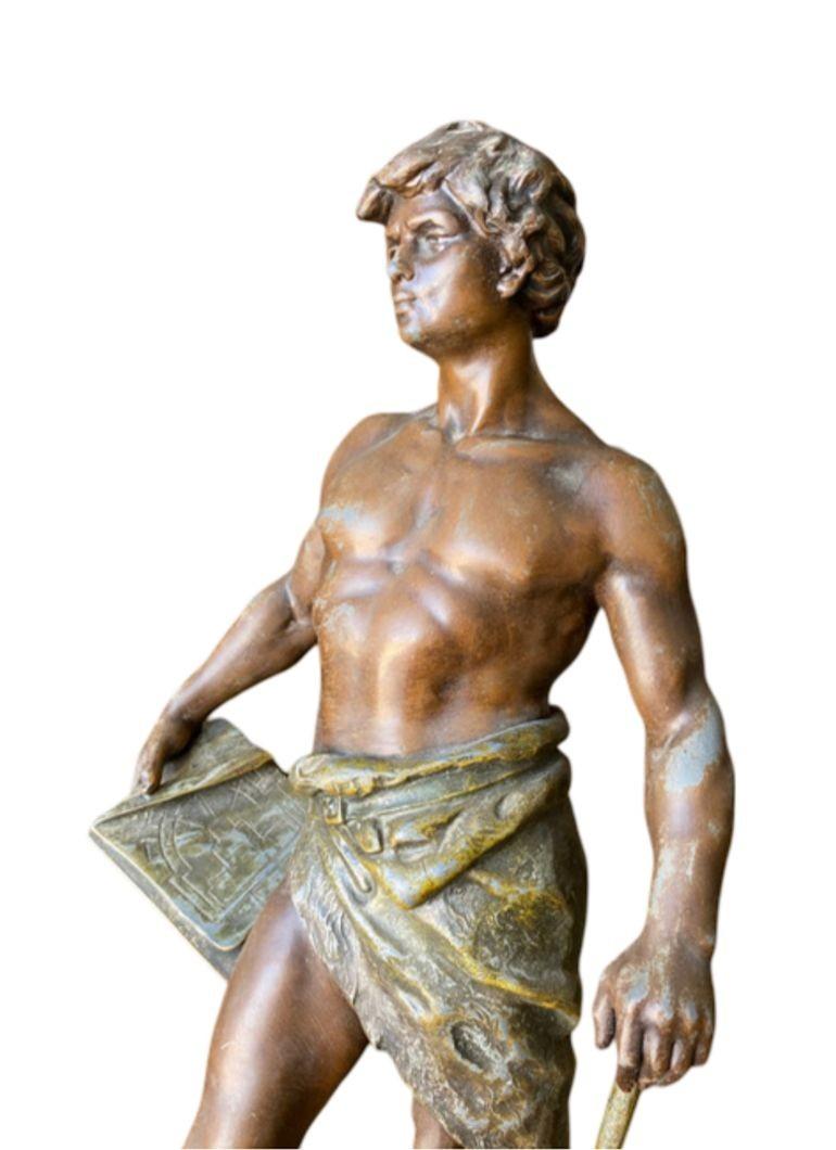 Une belle sculpture masculine représentant un homme partiellement vêtu ayant droit.

François Moreau, né en 1857 à et décédé en 1930. François Moreau est un peintre et sculpteur français issu de la prolifique famille Moreau, célèbre pour ses