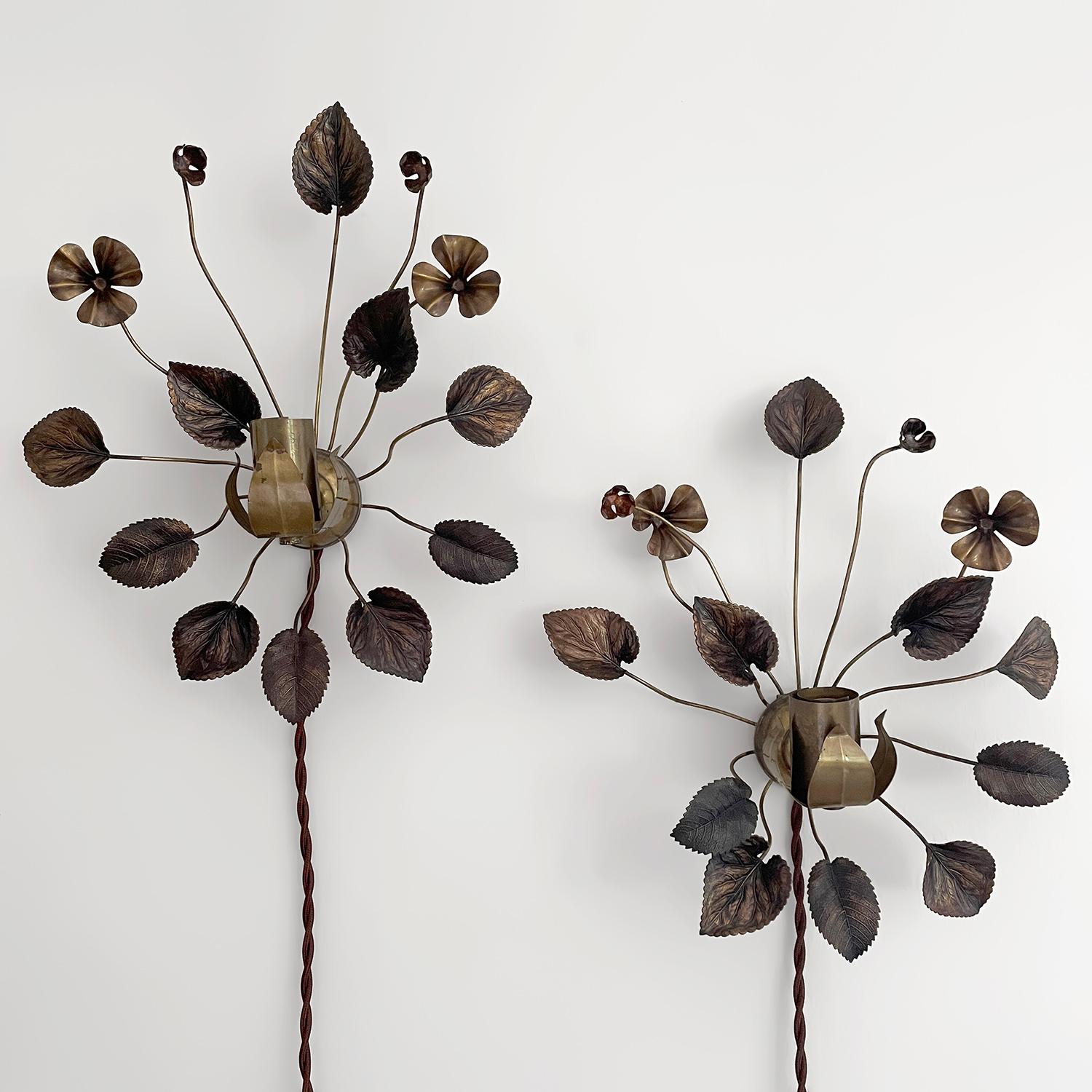 Applique floreali francesi a foglia e fiore in bronzo
Francia, metà secolo 
Ogni applique ha un'unica sorgente luminosa circondata da un grazioso motivo floreale in metallo fuso creato con fiori, foglie e petali.
Nuovo cablaggio 
Base a candelabro a