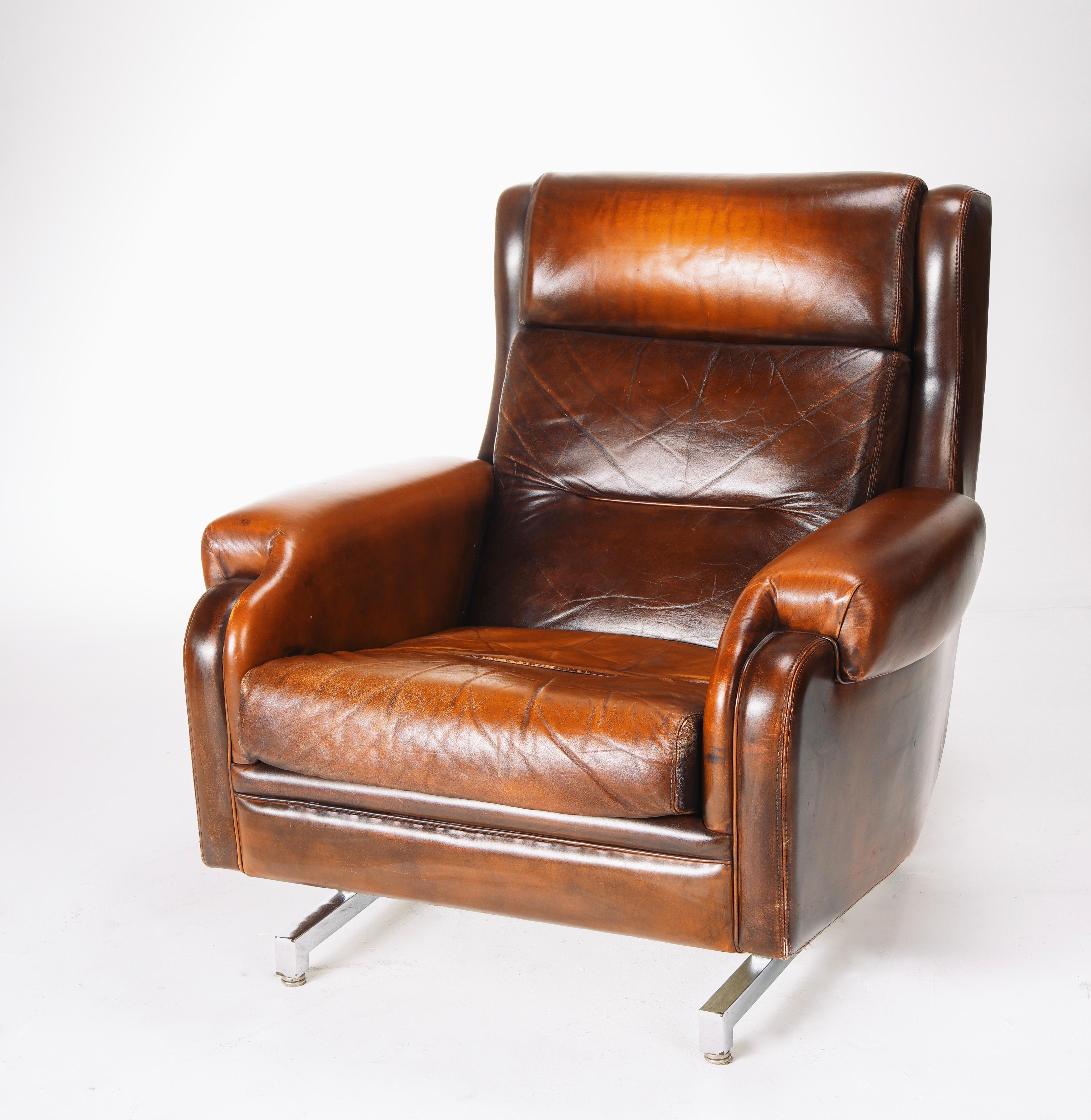 Französische Leder- und Chromsessel - zwei verfügbar im Angebot 5