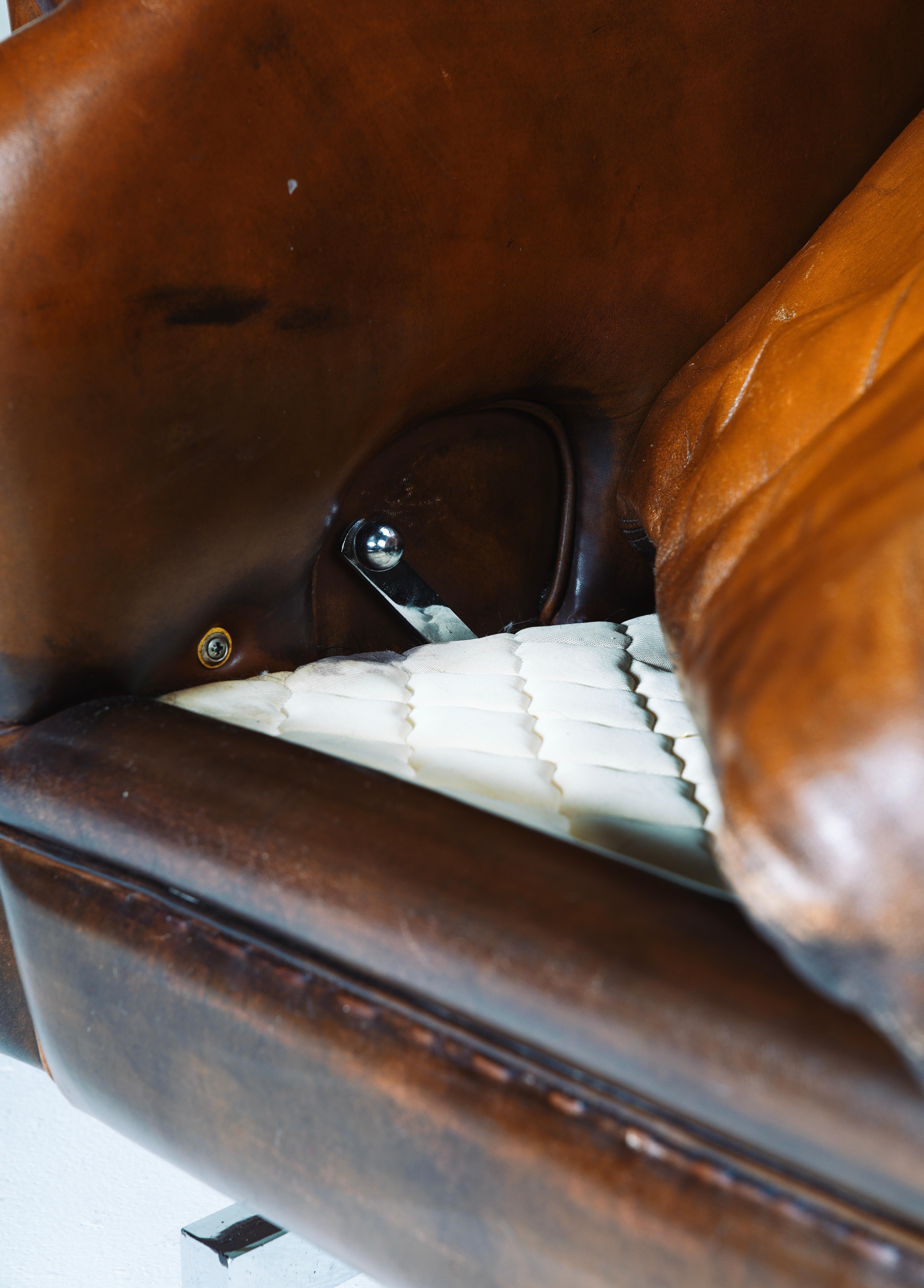 Französische Leder- und Chromsessel - zwei verfügbar im Angebot 8