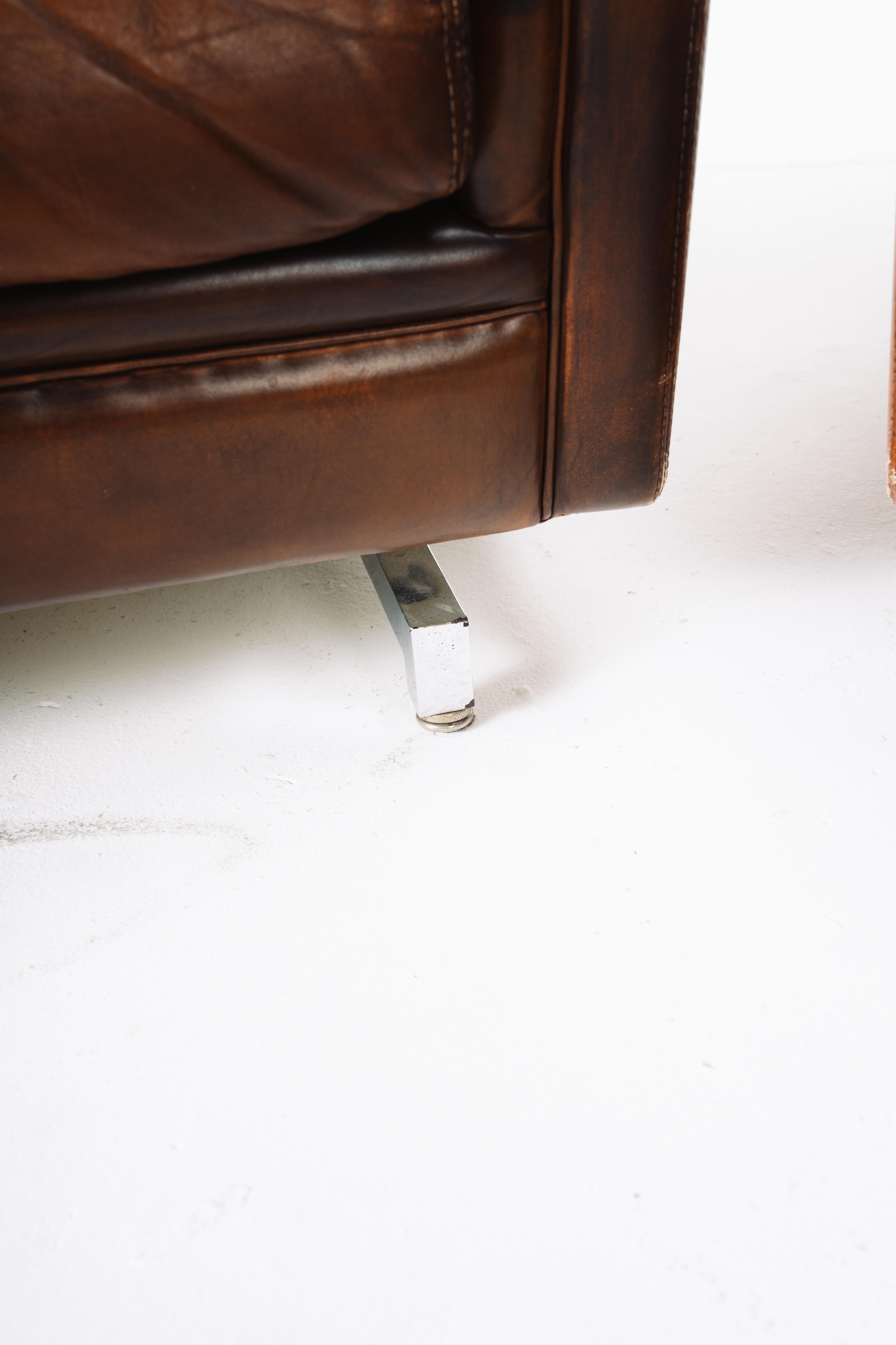 Französische Leder- und Chromsessel - zwei verfügbar im Angebot 9