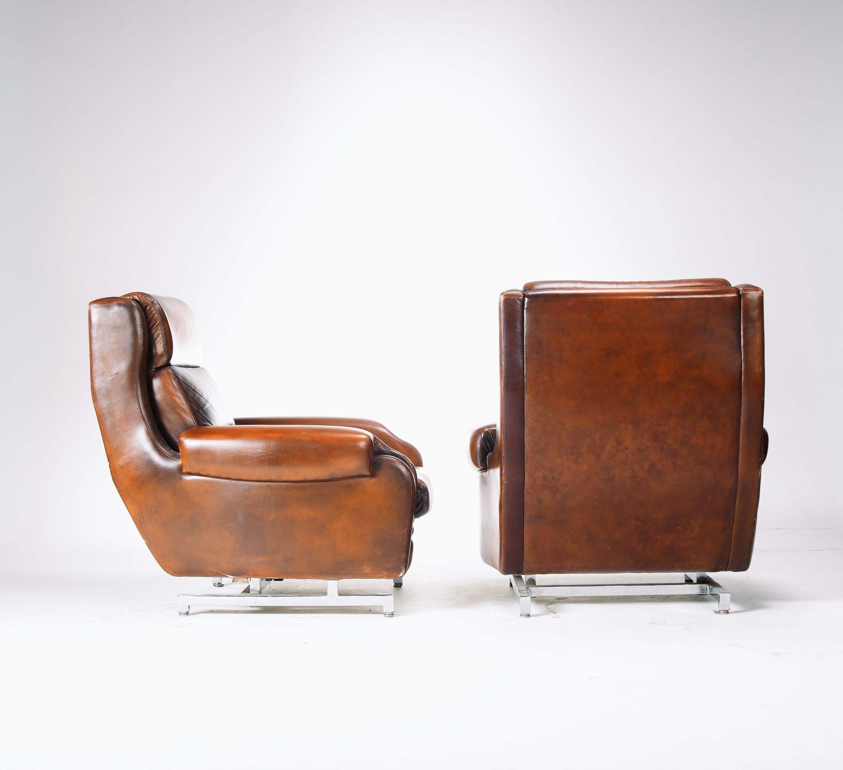 Französische Leder- und Chromsessel - zwei verfügbar (Moderne der Mitte des Jahrhunderts) im Angebot