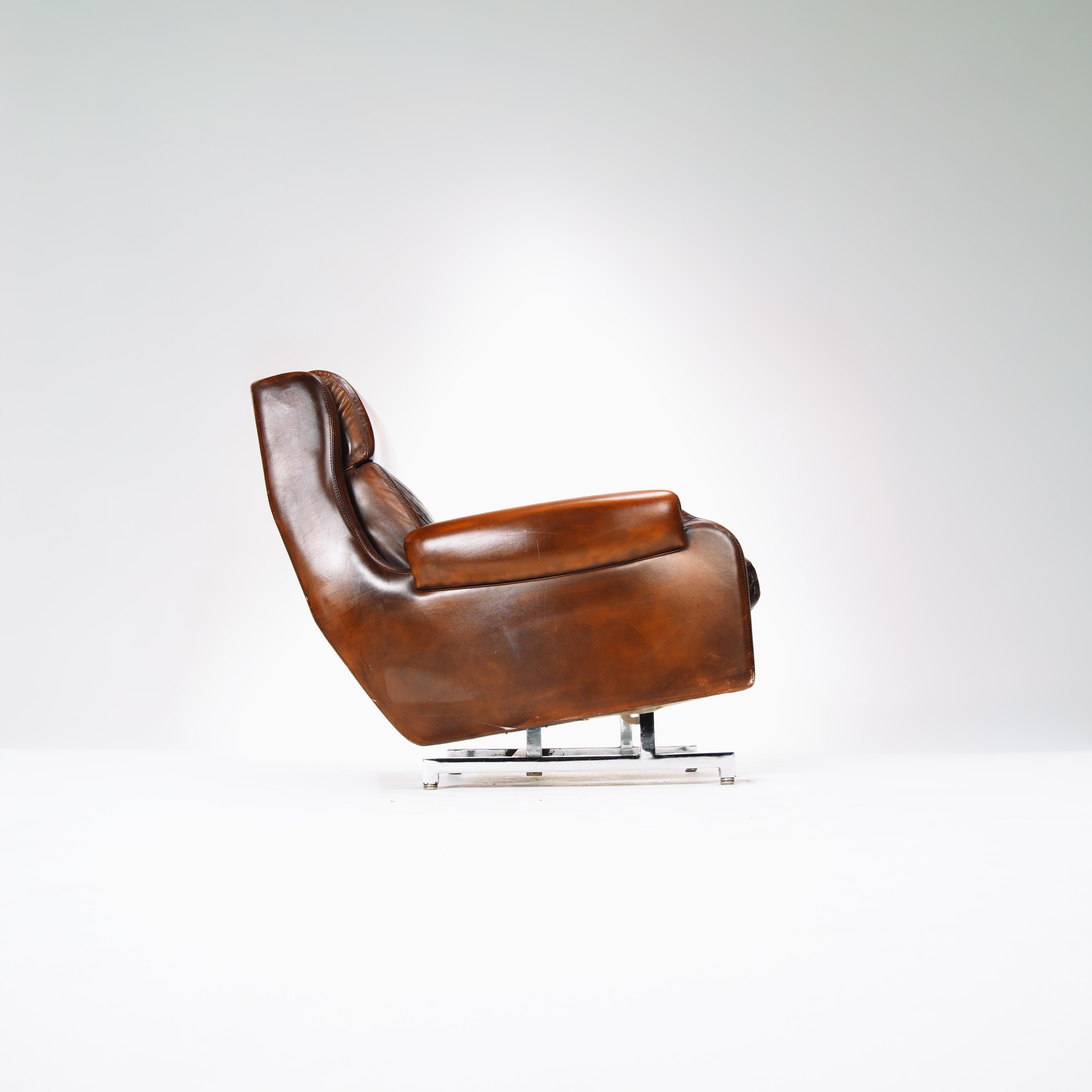 Französische Leder- und Chromsessel - zwei verfügbar (Mitte des 20. Jahrhunderts) im Angebot