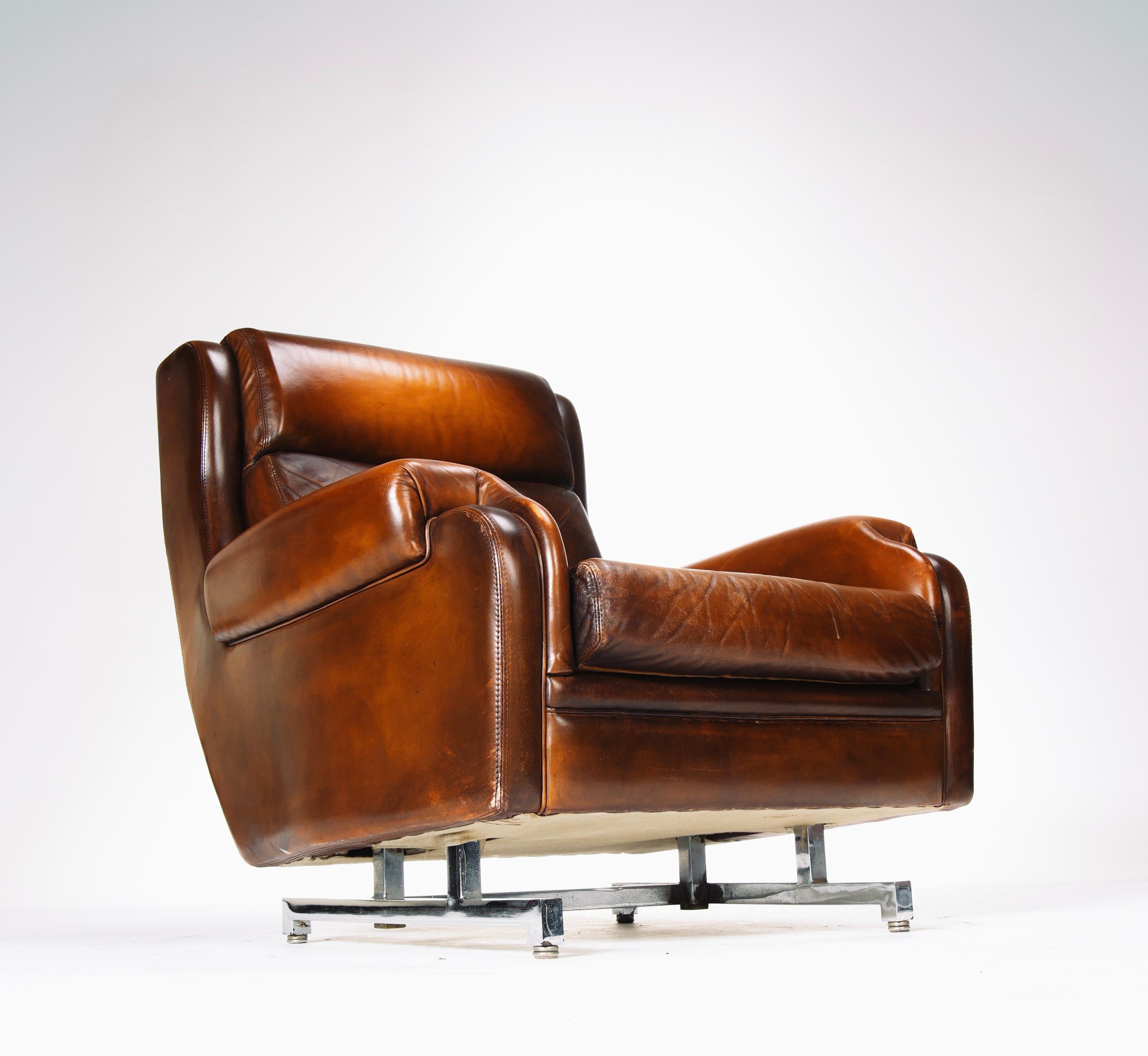 Französische Leder- und Chromsessel - zwei verfügbar im Angebot 2