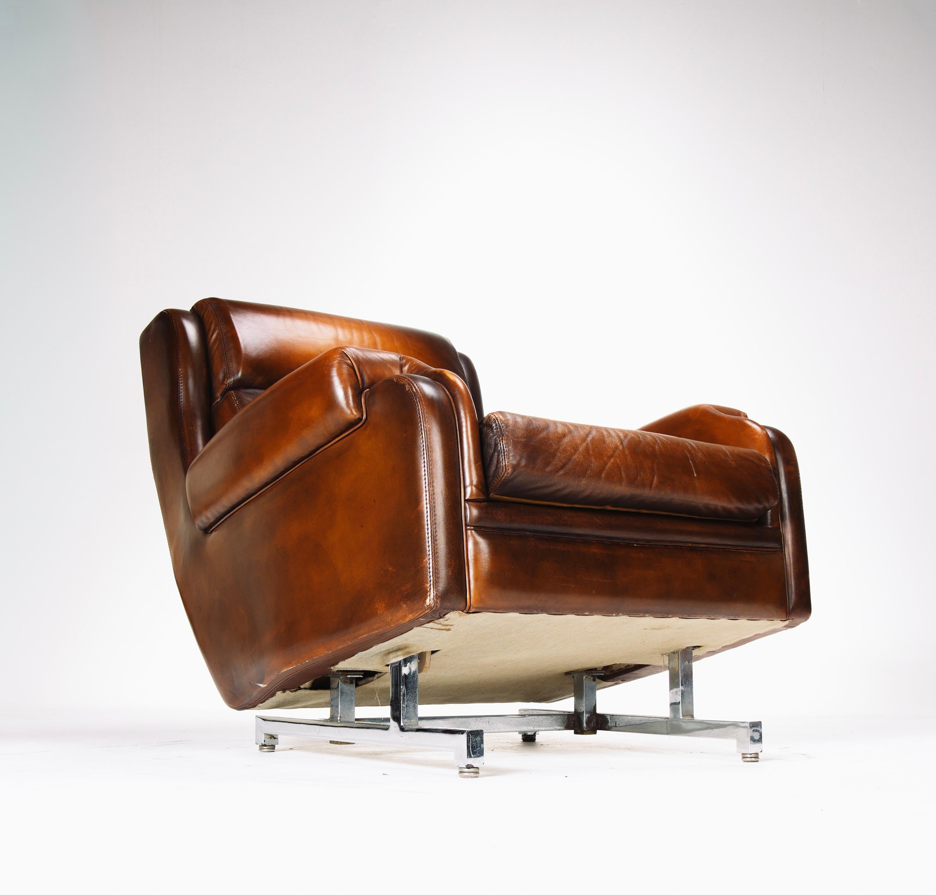 Französische Leder- und Chromsessel - zwei verfügbar im Angebot 3