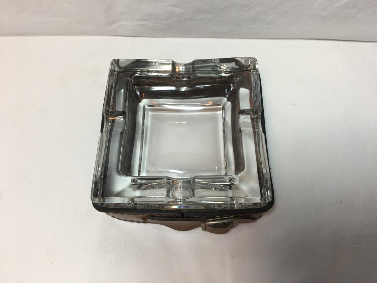 1960s elegant ash tray from France with clear glass and surrounded by leather. In the style of Jacques Adnet. A great table piece even if you don't smoke!
Shipped to buyer from Europe.