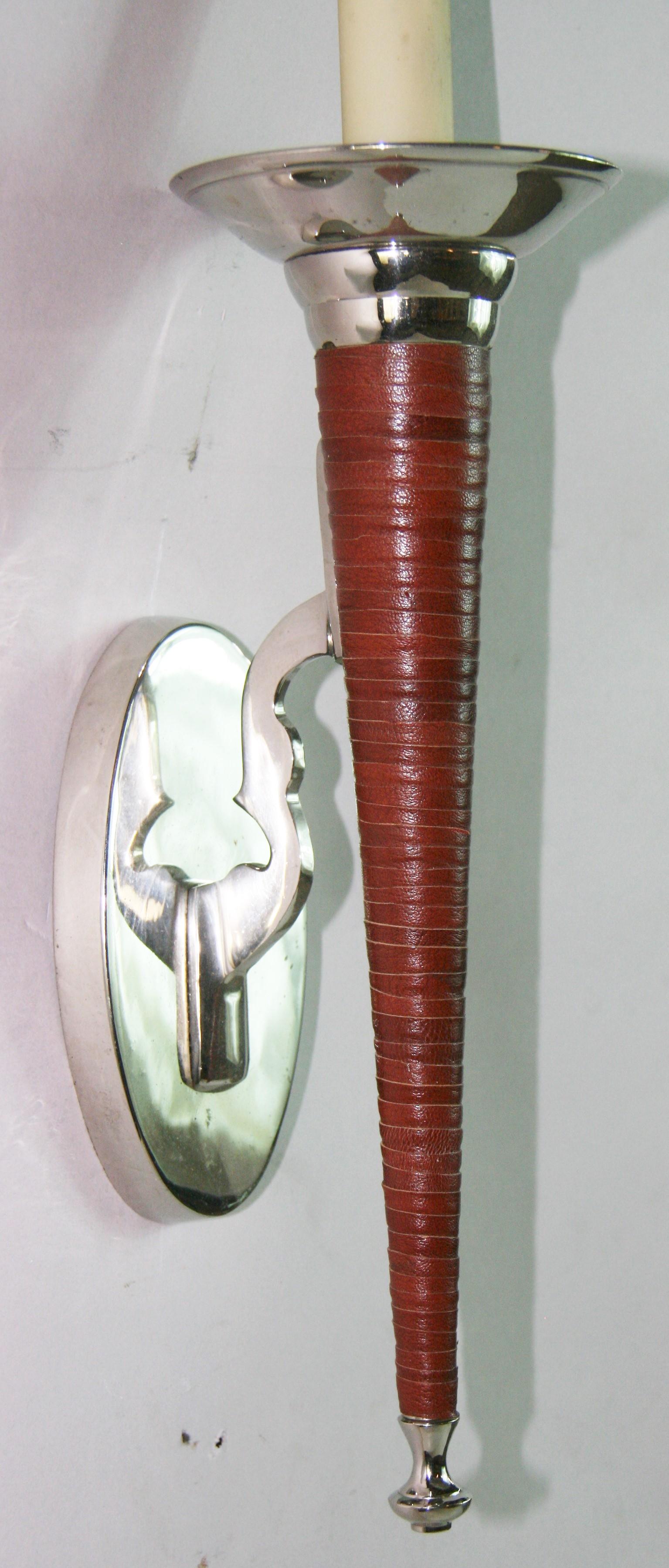 Französisches Leder und Nickel Fackel Wandleuchter ein Paar im Zustand „Gut“ im Angebot in Douglas Manor, NY