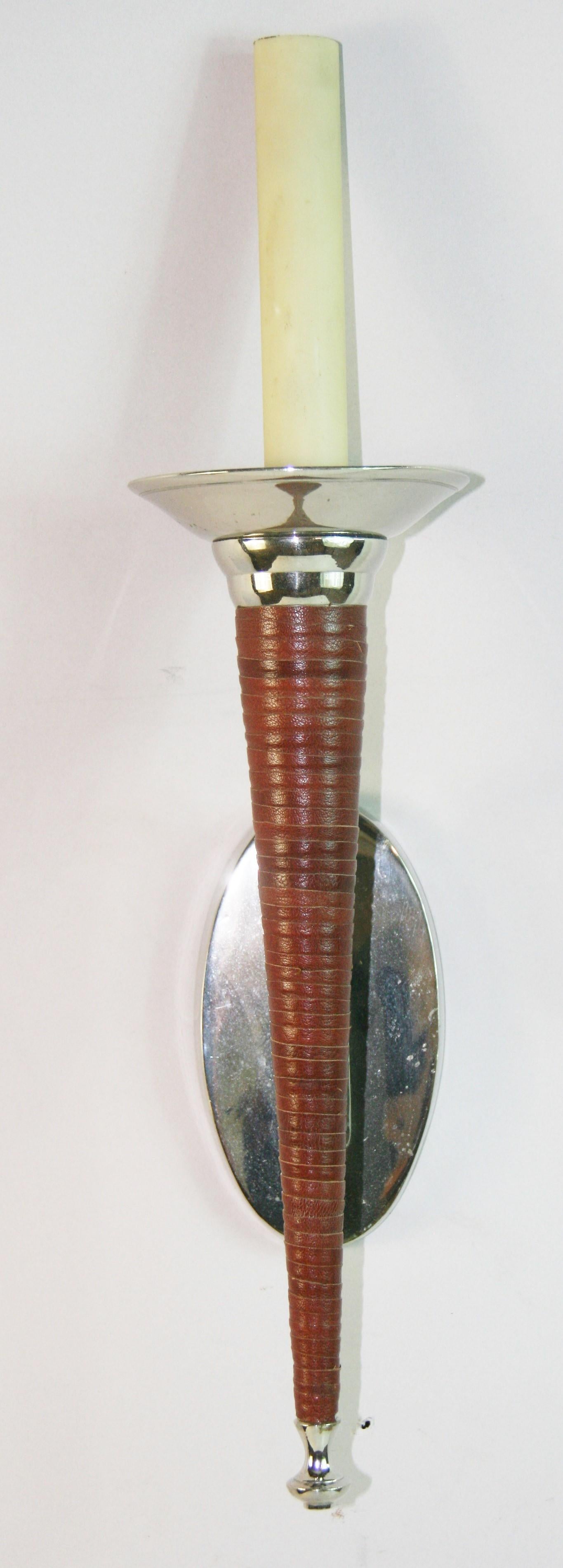 Französisches Leder und Nickel Fackel Wandleuchter ein Paar (Ende des 20. Jahrhunderts) im Angebot