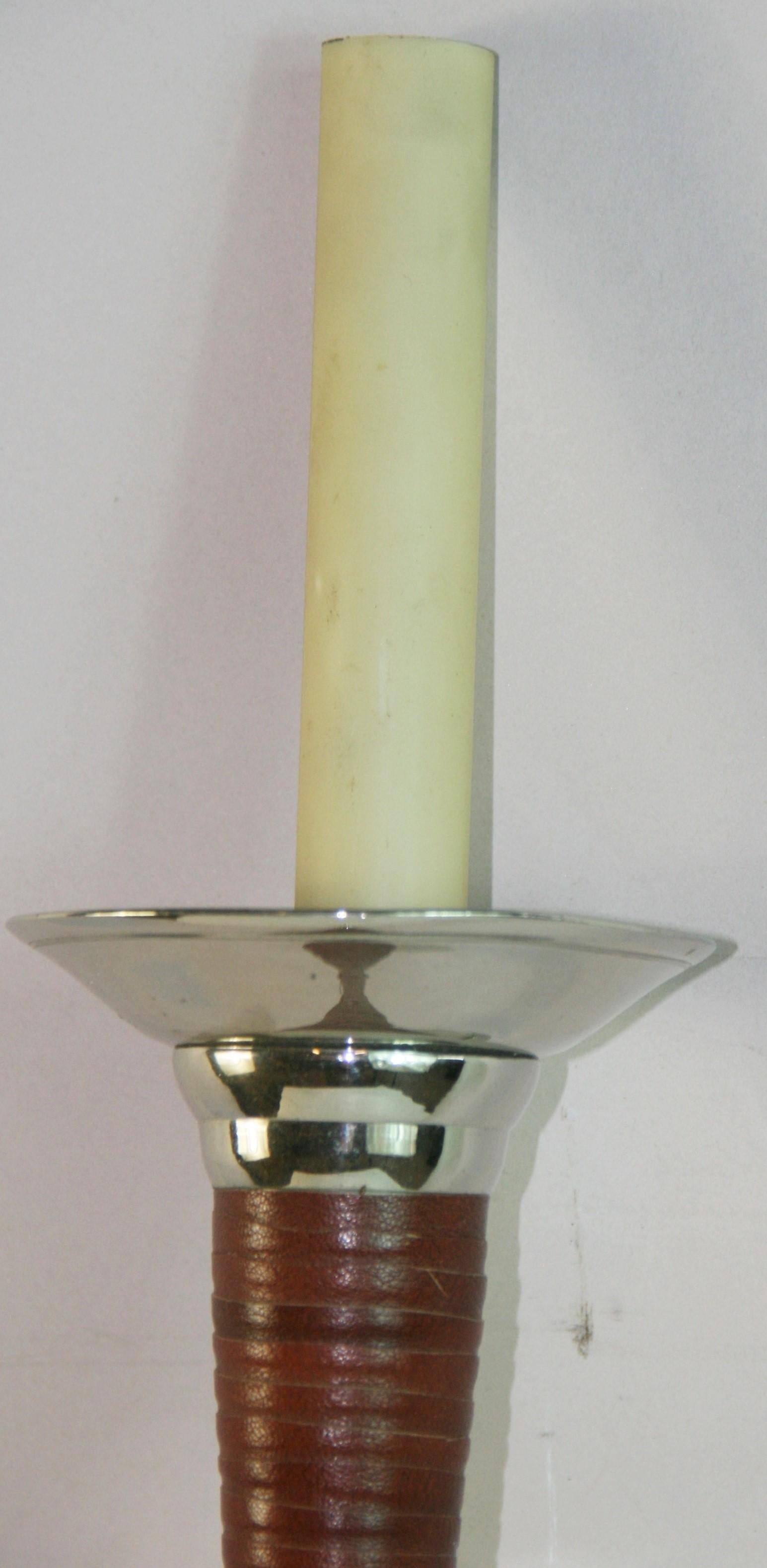 Französisches Leder und Nickel Fackel Wandleuchter ein Paar (Messing) im Angebot