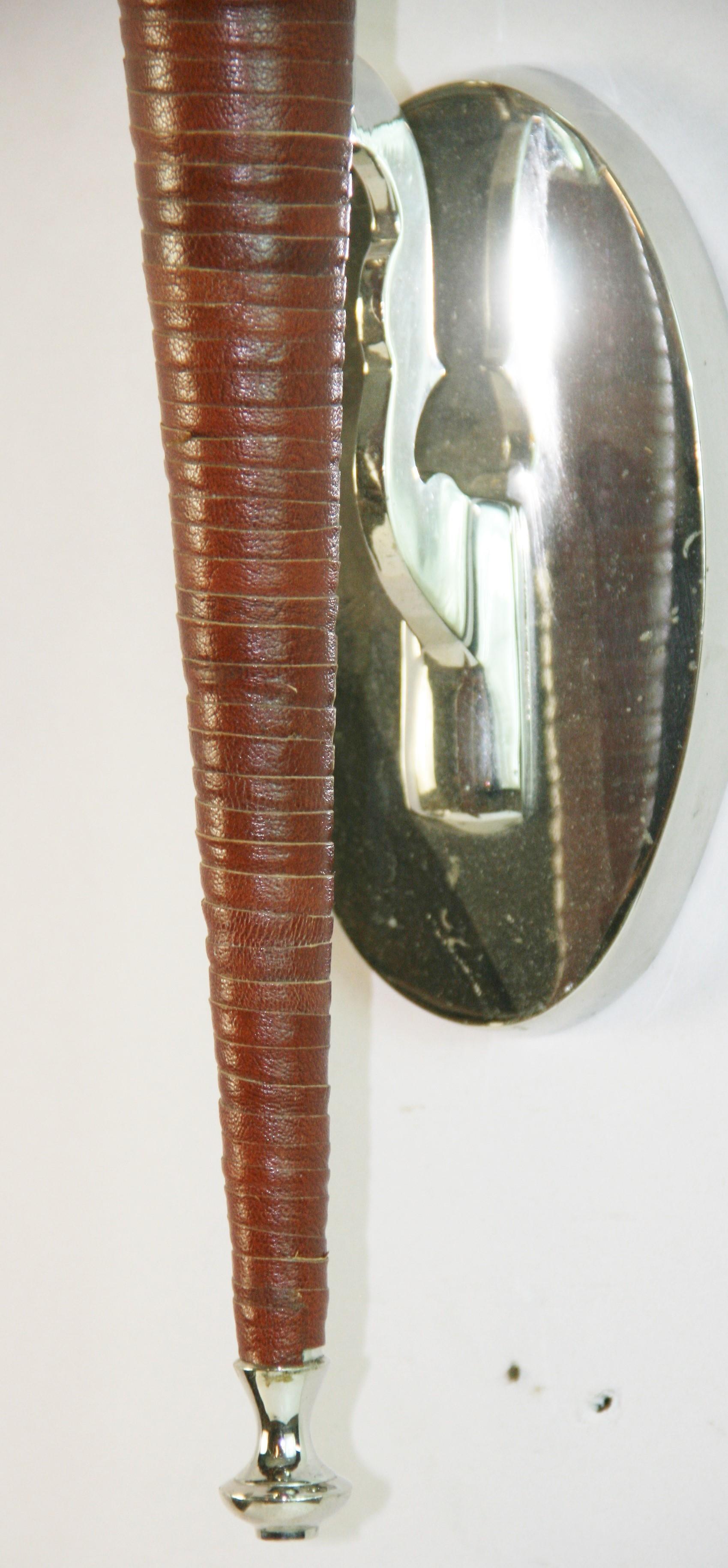 Französisches Leder und Nickel Fackel Wandleuchter ein Paar im Angebot 2
