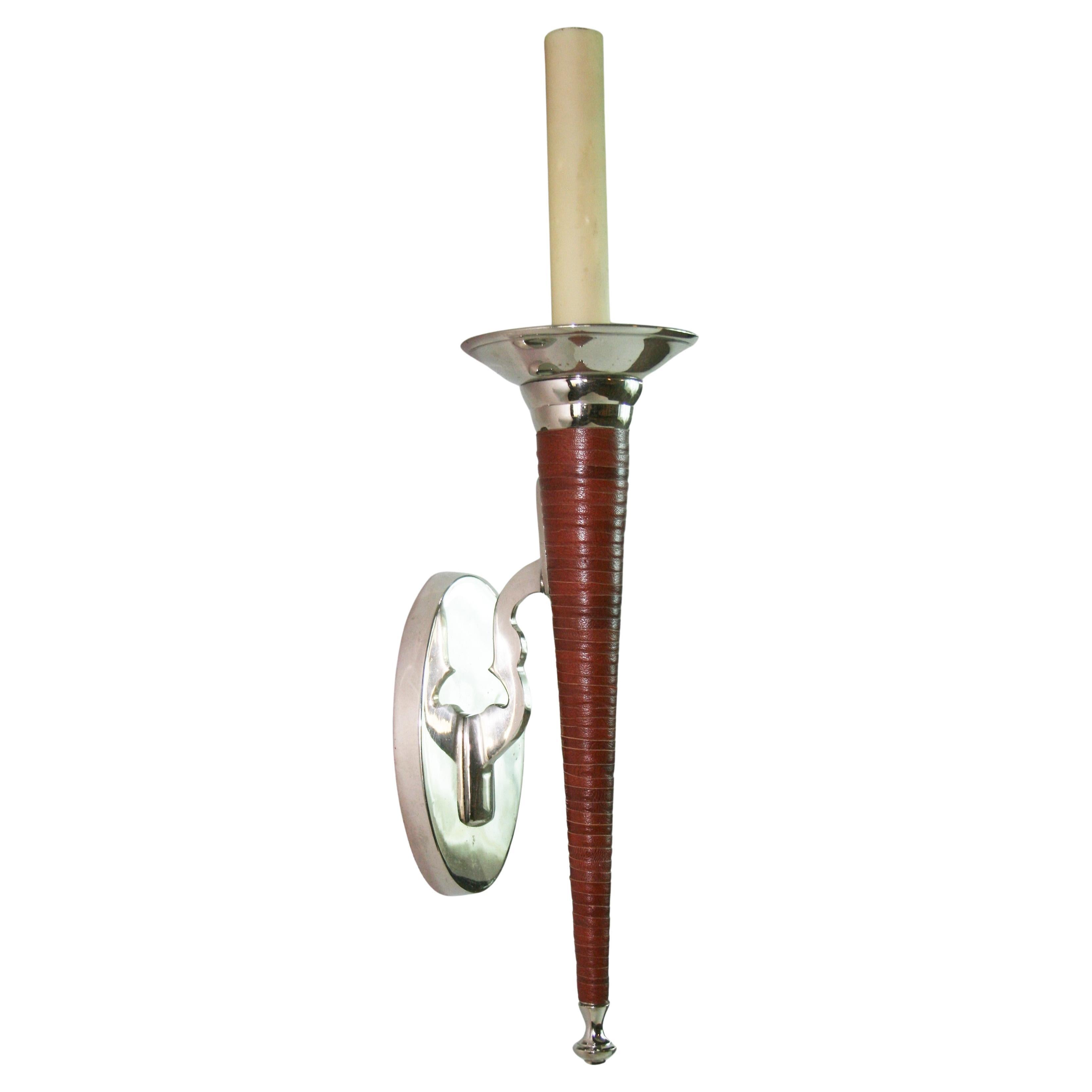 Französisches Leder und Nickel Fackel Wandleuchter ein Paar im Angebot