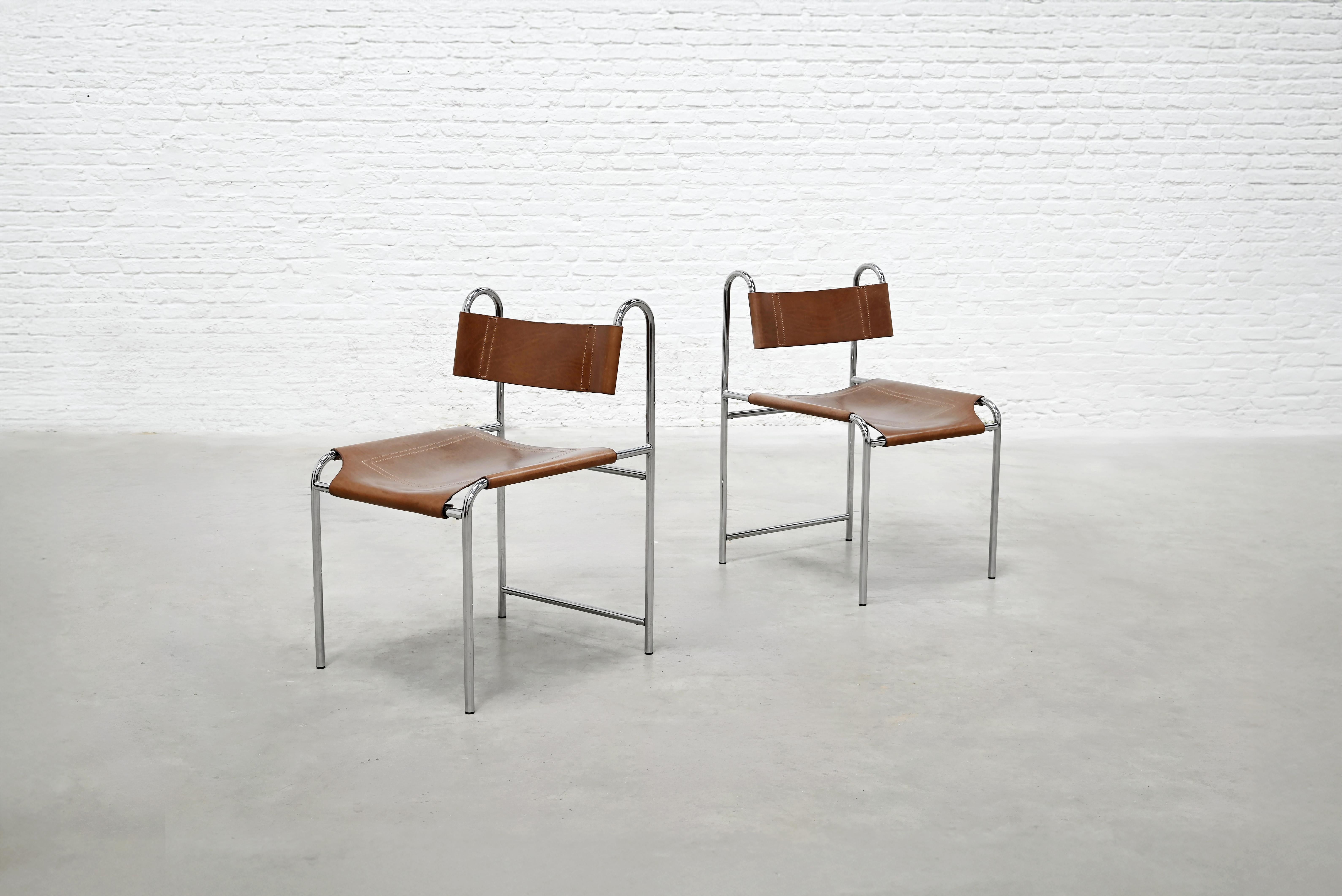 Ein Satz von zwei fantastisch geformten französischen Stühlen aus den 1970er Jahren. Diese Stühle, die dem französischen Designer Pascal Morgue zugeschrieben werden, haben eine Sitzfläche aus Naturleder, die von einer skulpturalen Metallstruktur