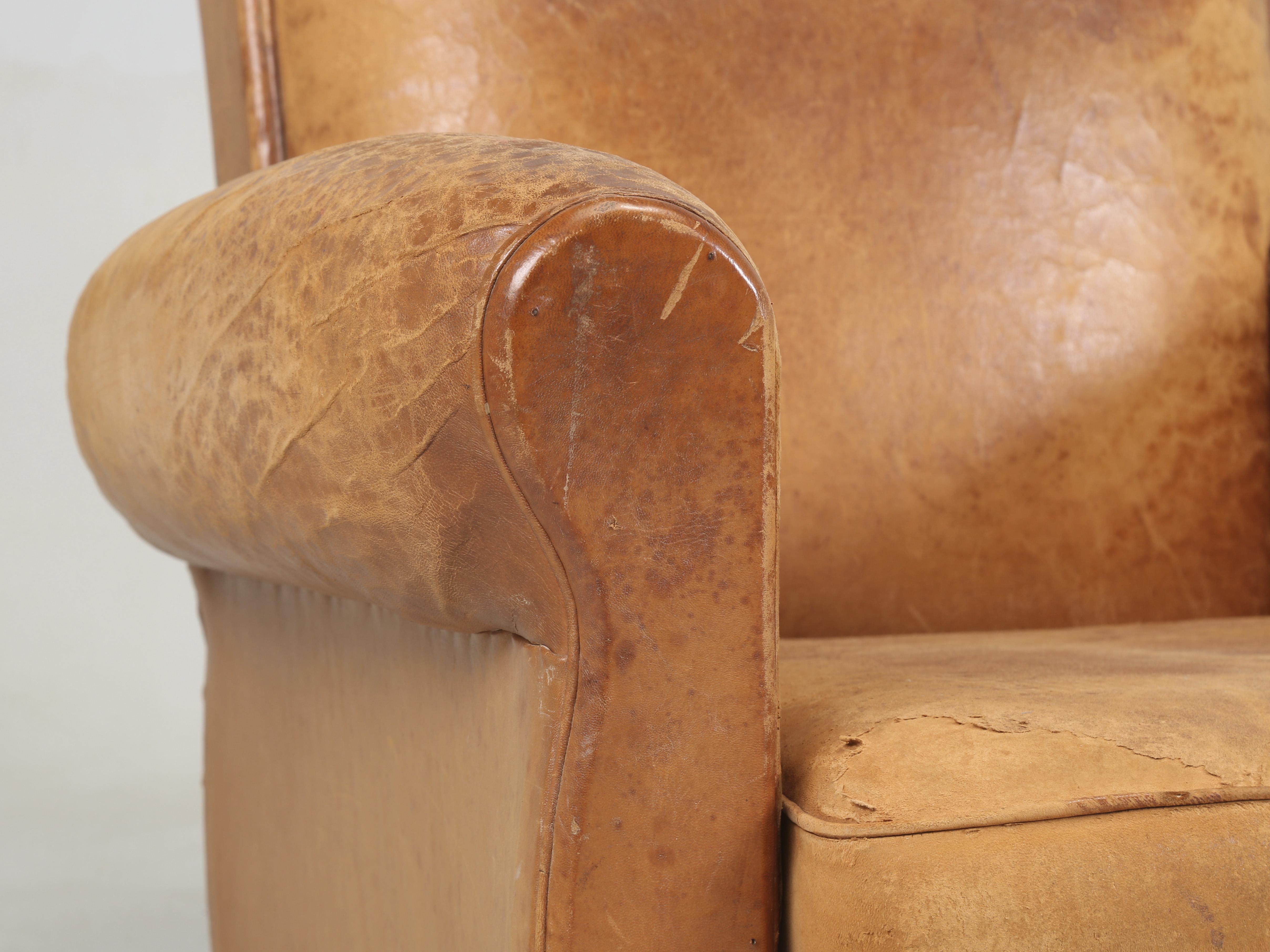 Sedie da club in pelle francese Condizioni originali e non restaurate e necessitano di un restauro in vendita 7