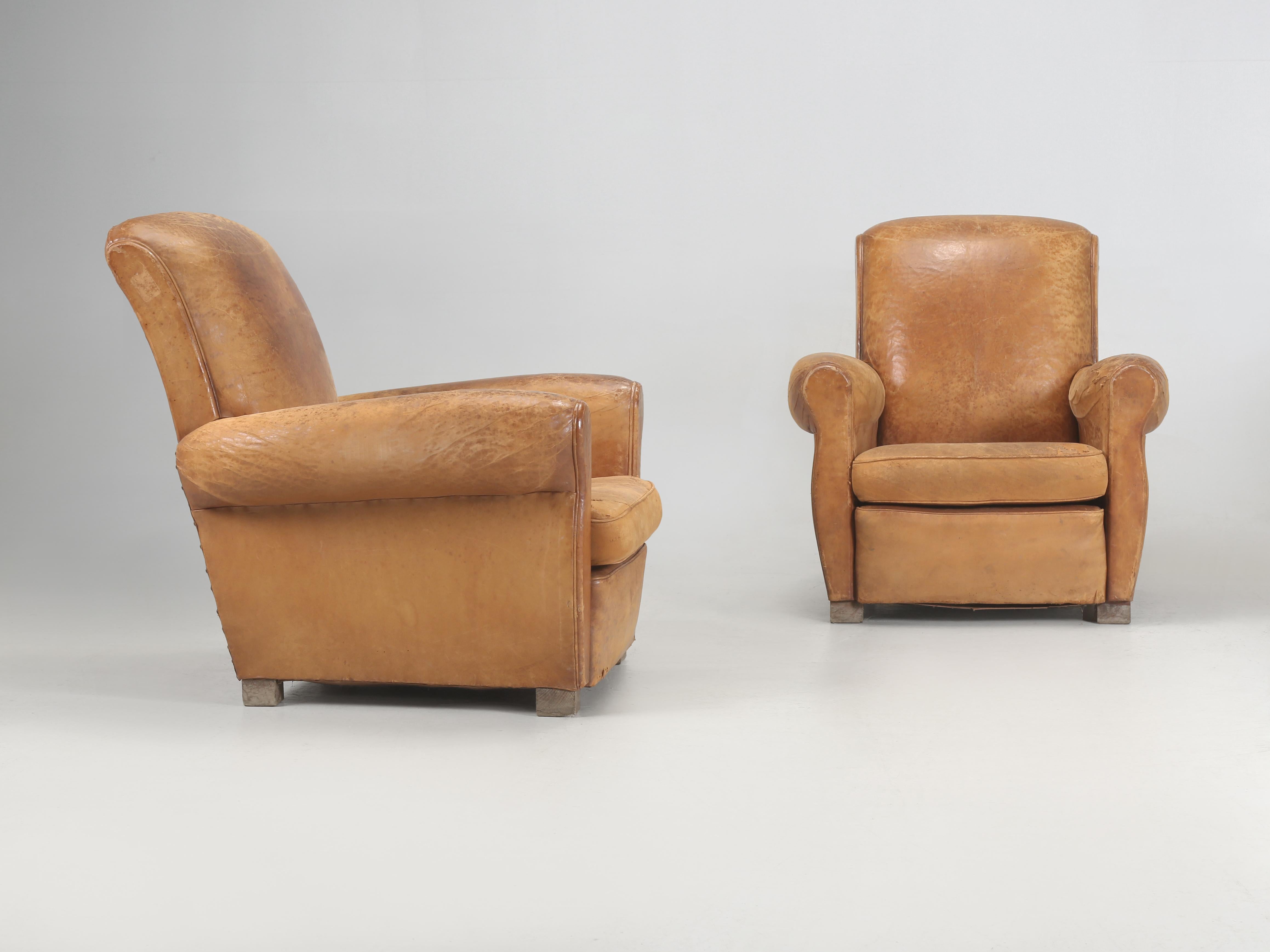 Coppia di poltrone da club in stile Art Déco francese degli anni '30 e ancora in pelle originale, tuttavia la seduta  
Se il nostro reparto di tappezzeria non fosse rimasto indietro di diversi mesi, avremmo fatto questo lavoro in casa prima di