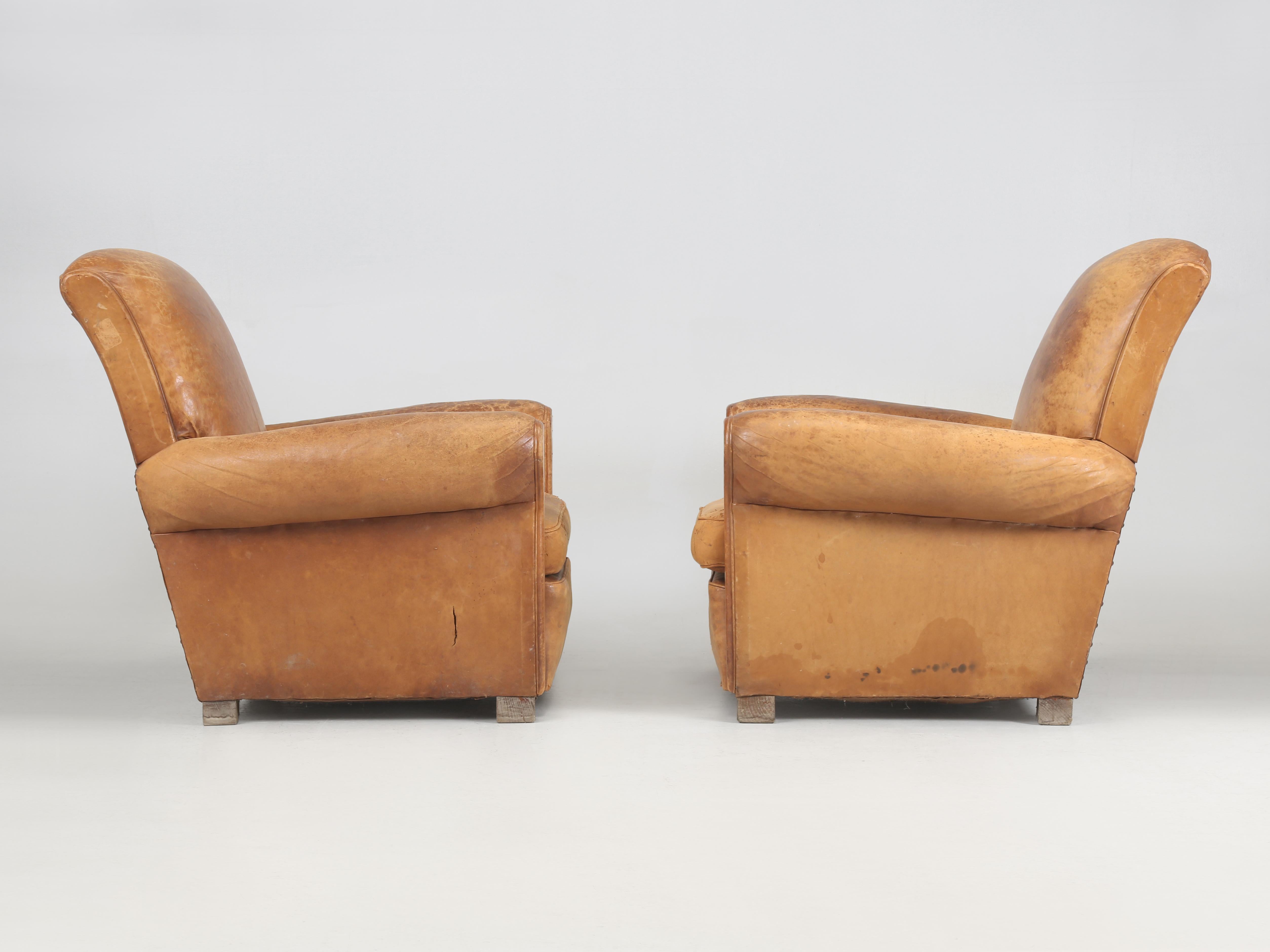 Art Déco Sedie da club in pelle francese Condizioni originali e non restaurate e necessitano di un restauro in vendita
