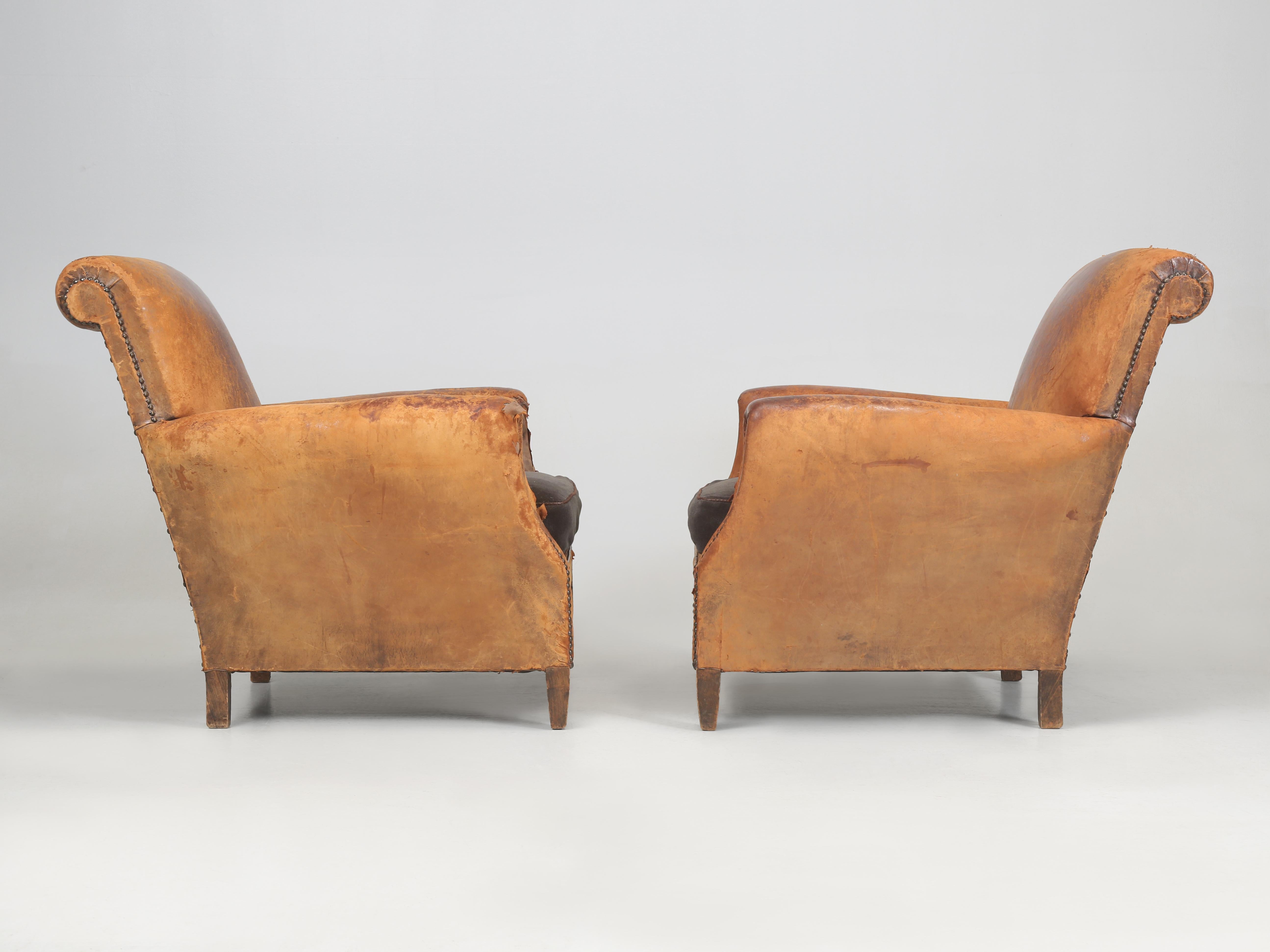 Französische Lederclubsessel aus der Art Déco-Periode, die innen restauriert und außen im Shabby Chic-Stil original belassen wurden. Wir würden diese Clubsessel als das kleinere Ende der drei Größen betrachten, in denen französische Lederclubsessel