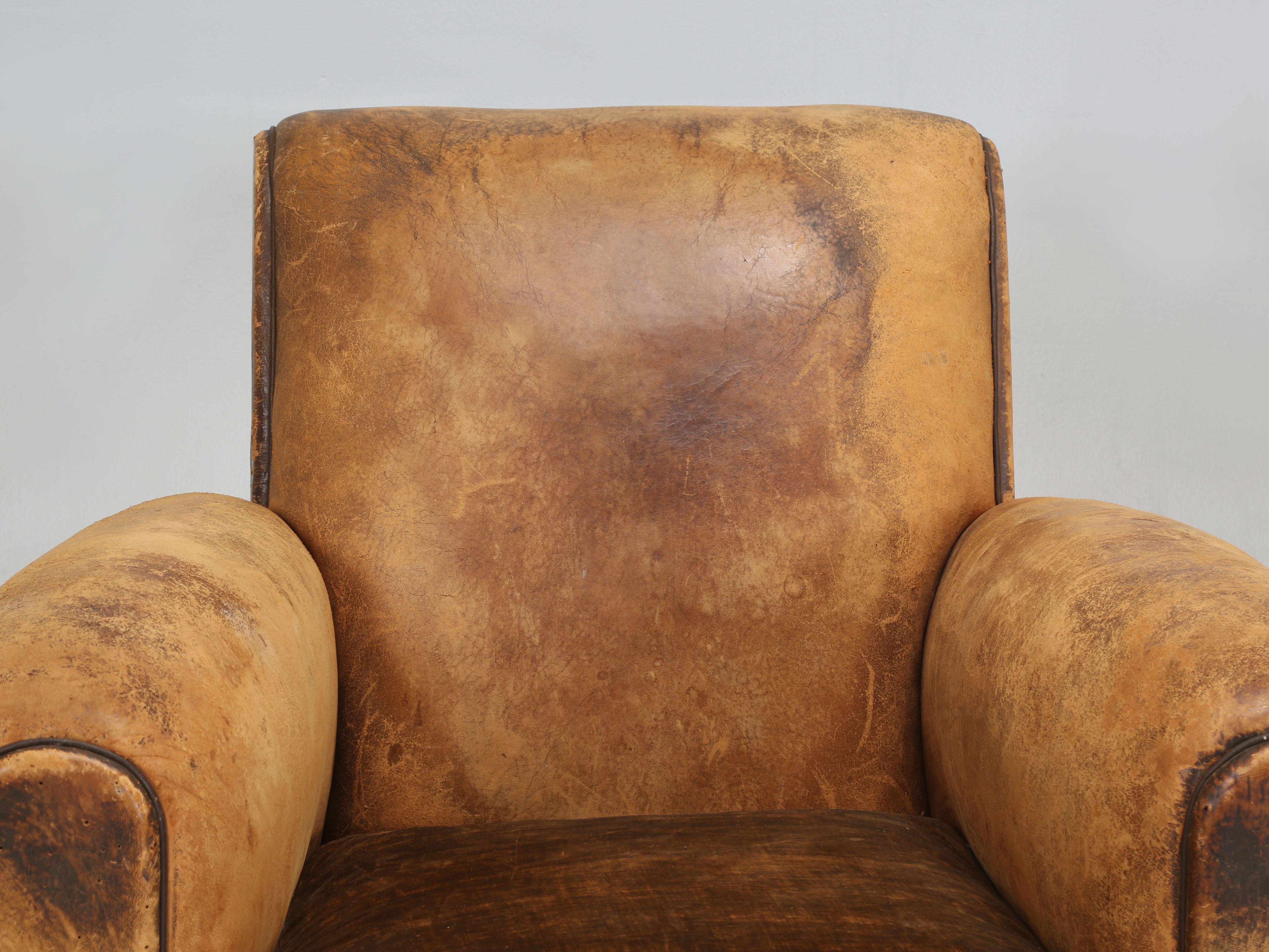 Paire de fauteuils club en cuir français entièrement restaurés de la période Art Déco. Notre service de tapisserie Old Plank restaure des fauteuils Club français depuis plus de 30 ans et ce dont nous sommes le plus fiers, c'est que lorsque nous