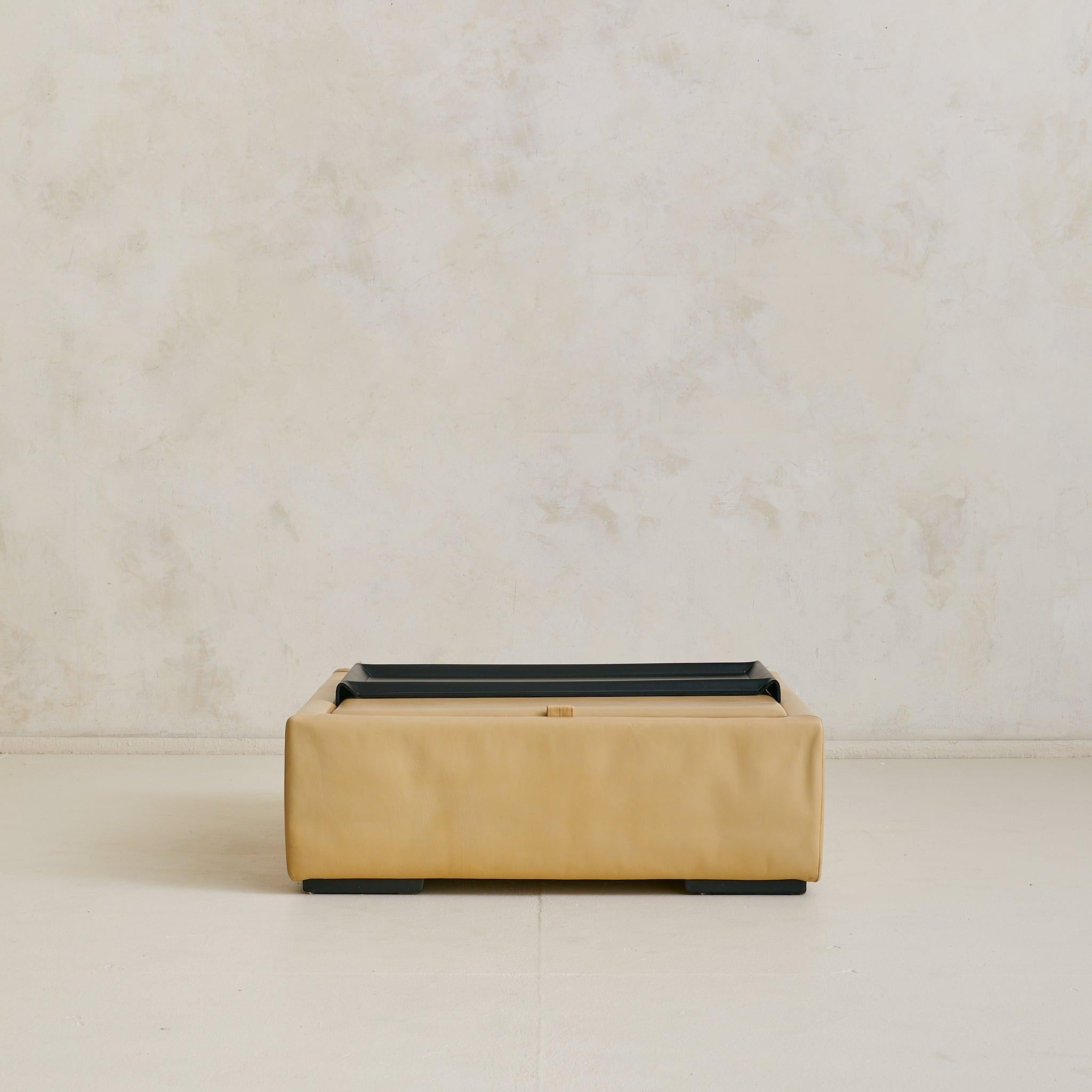 French Leather Coffee Table with Storage by Ligne Roset, 1970s Bon état - En vente à Chicago, IL