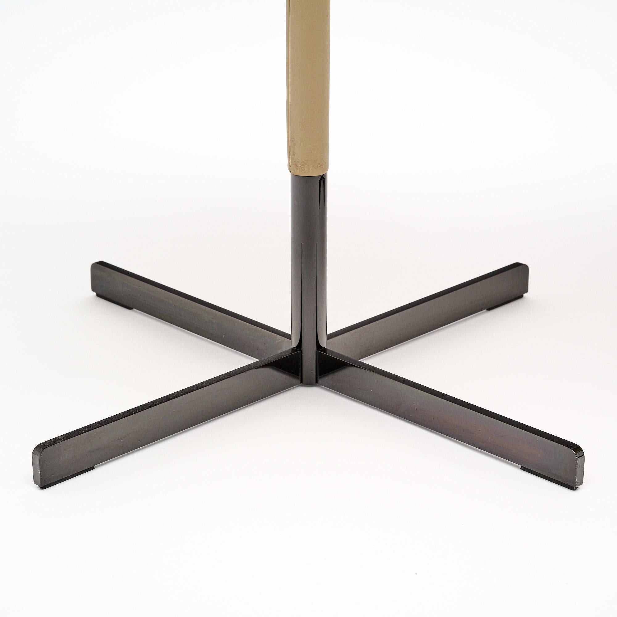 Tables d'appoint couvertes de cuir français Bon état - En vente à Austin, TX