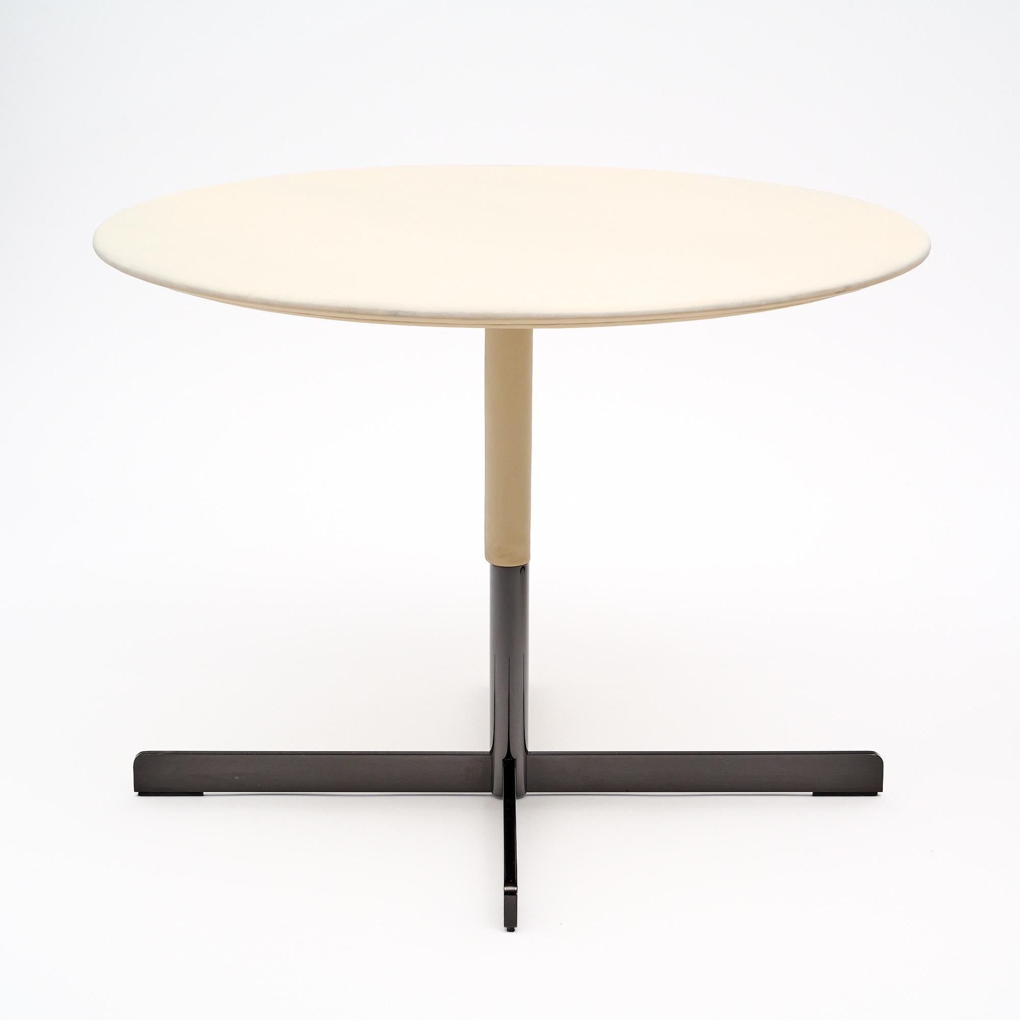 Métal Tables d'appoint couvertes de cuir français en vente