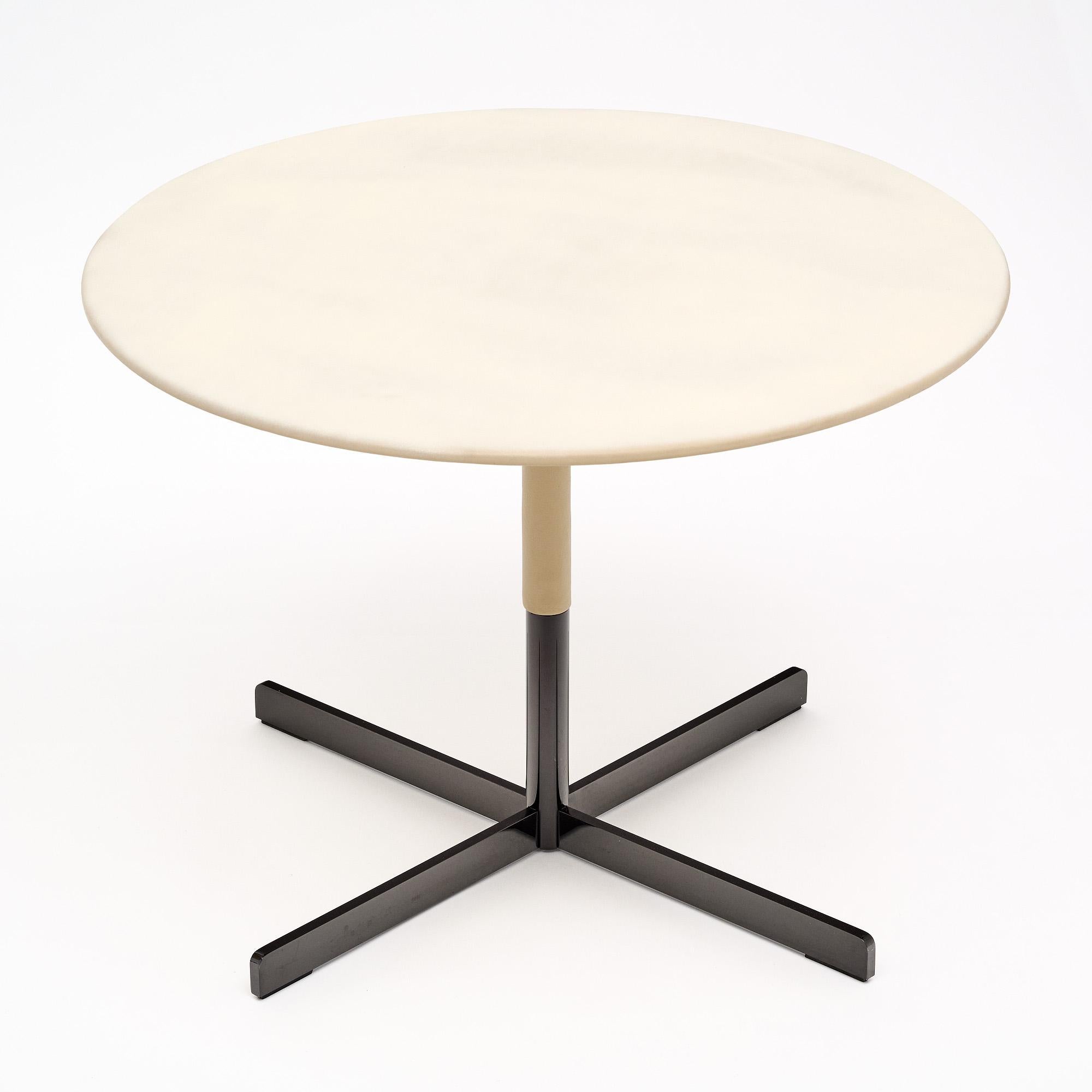 Tables d'appoint couvertes de cuir français en vente 1