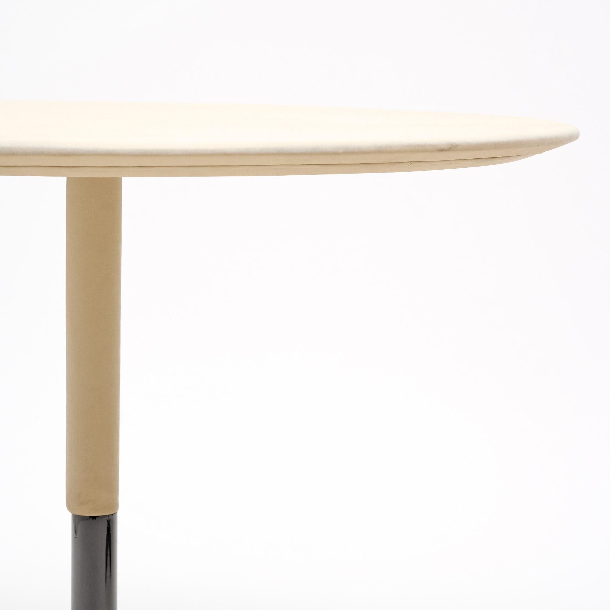 Tables d'appoint couvertes de cuir français en vente 2
