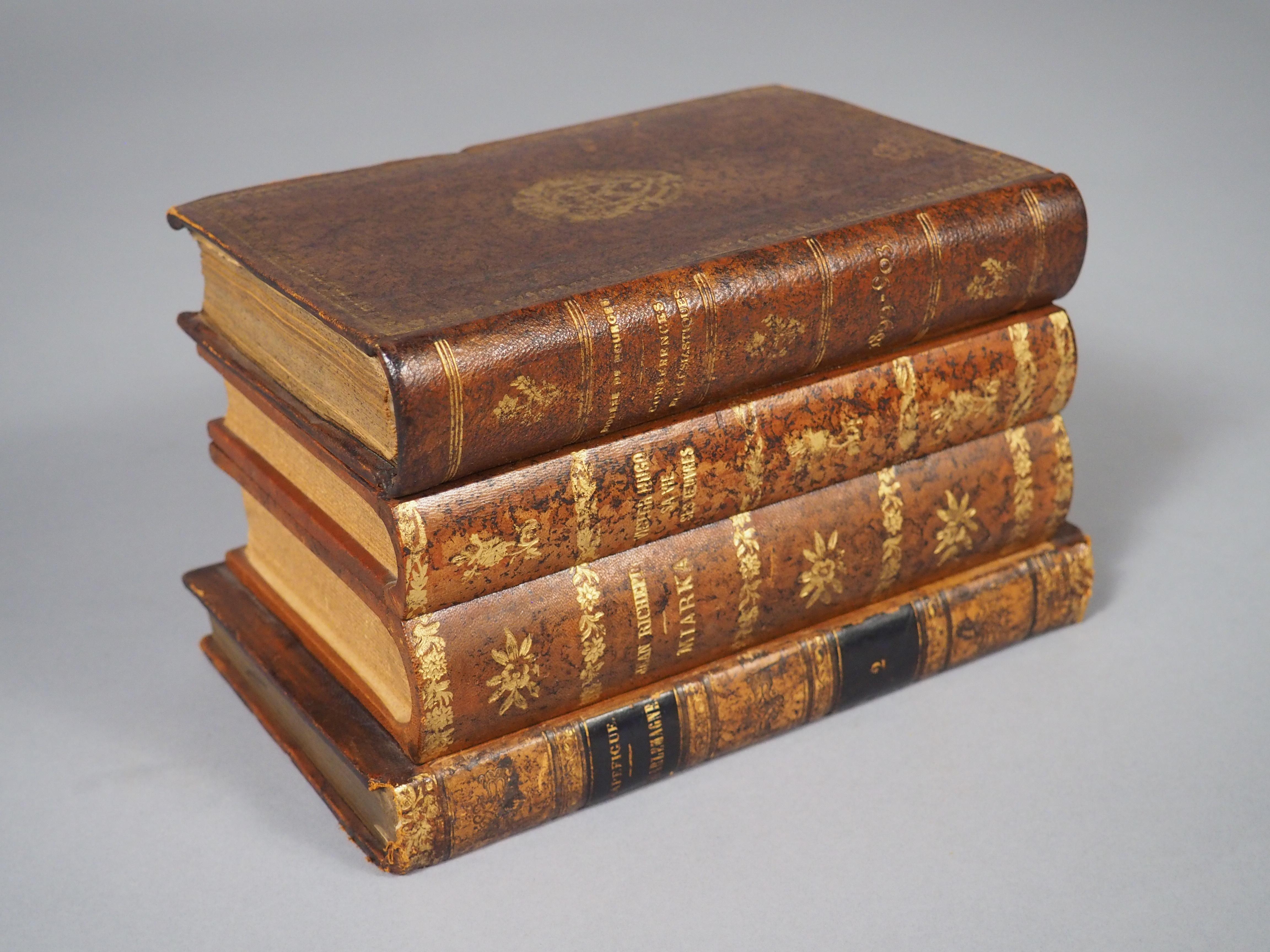 Französisch Leder Faux Buch Stack Cave ein Likör, CIRCA 1900 im Zustand „Gut“ im Angebot in Dallas, TX