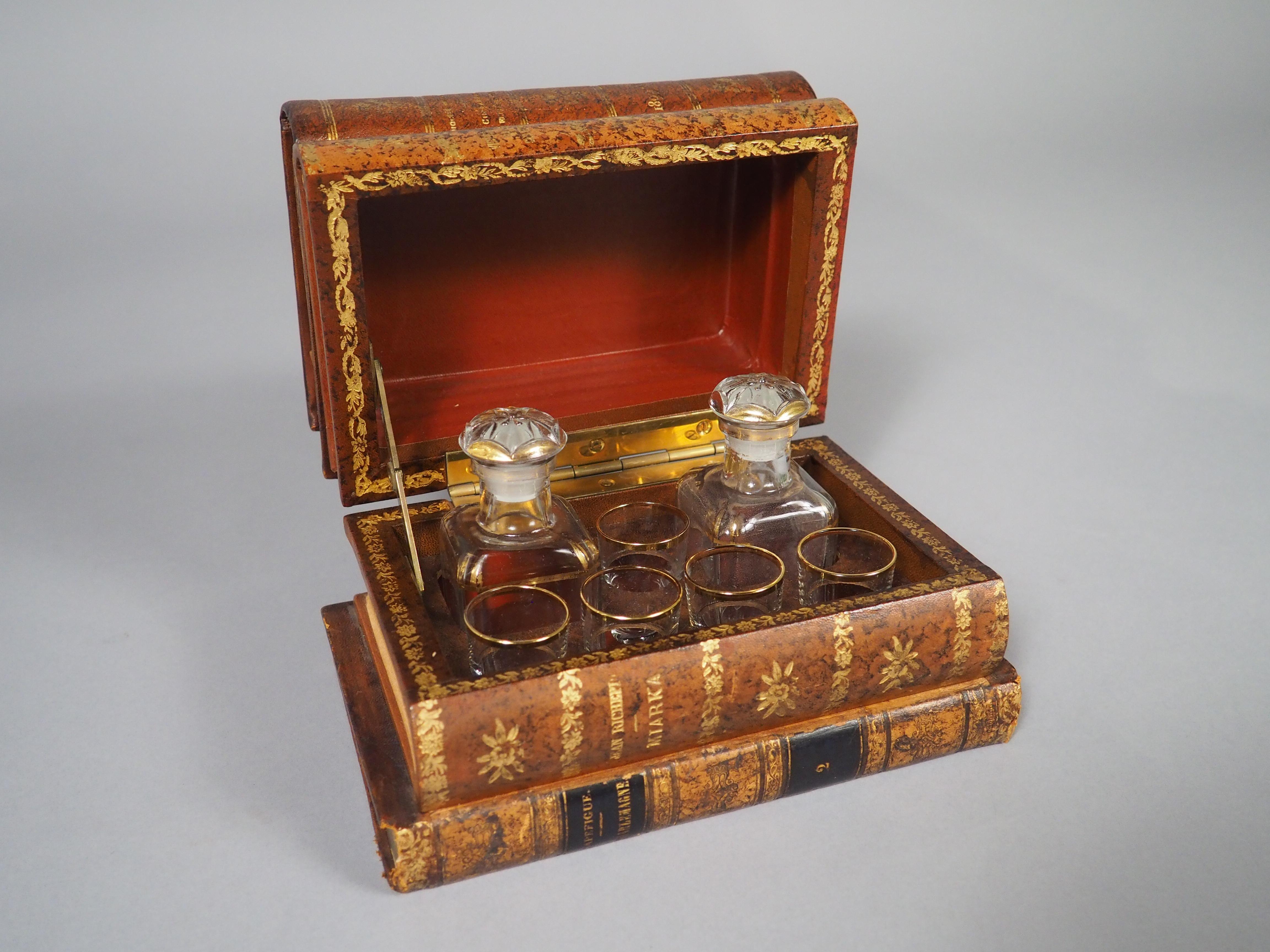 Französisch Leder Faux Buch Stack Cave ein Likör, CIRCA 1900 (Frühes 20. Jahrhundert) im Angebot