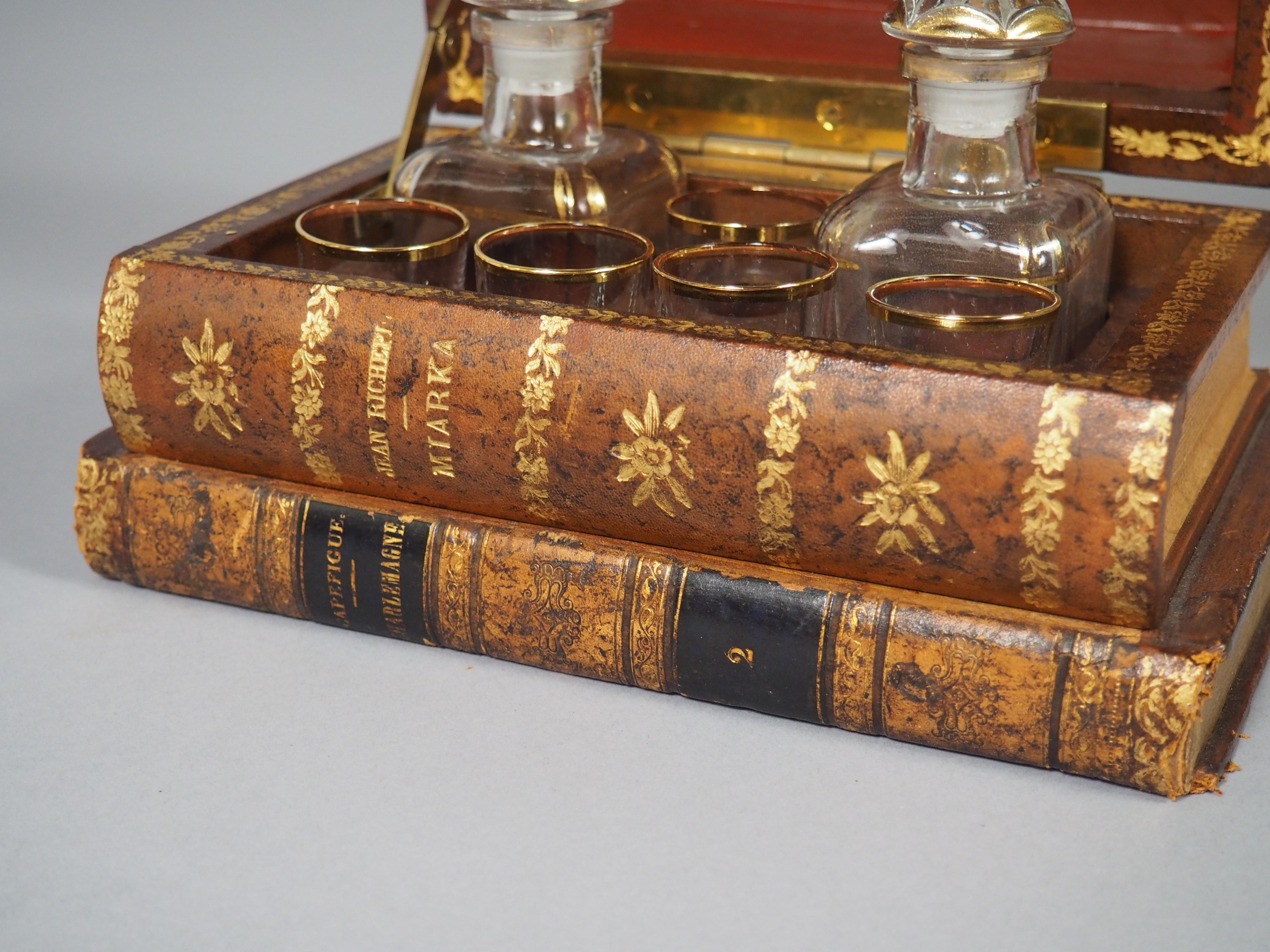 Französisch Leder Faux Buch Stack Cave ein Likör, CIRCA 1900 im Angebot 1