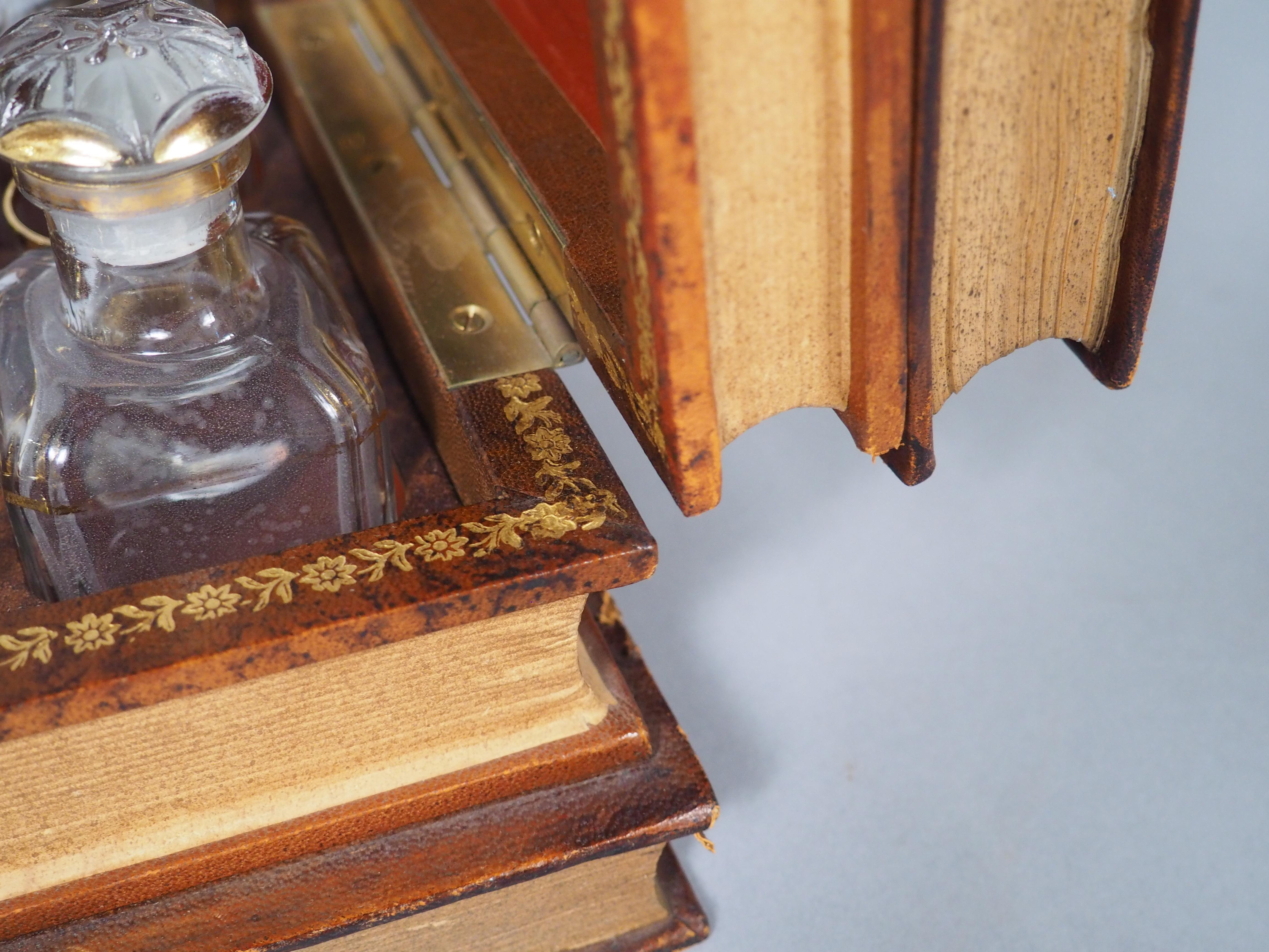 Französisch Leder Faux Buch Stack Cave ein Likör, CIRCA 1900 im Angebot 3