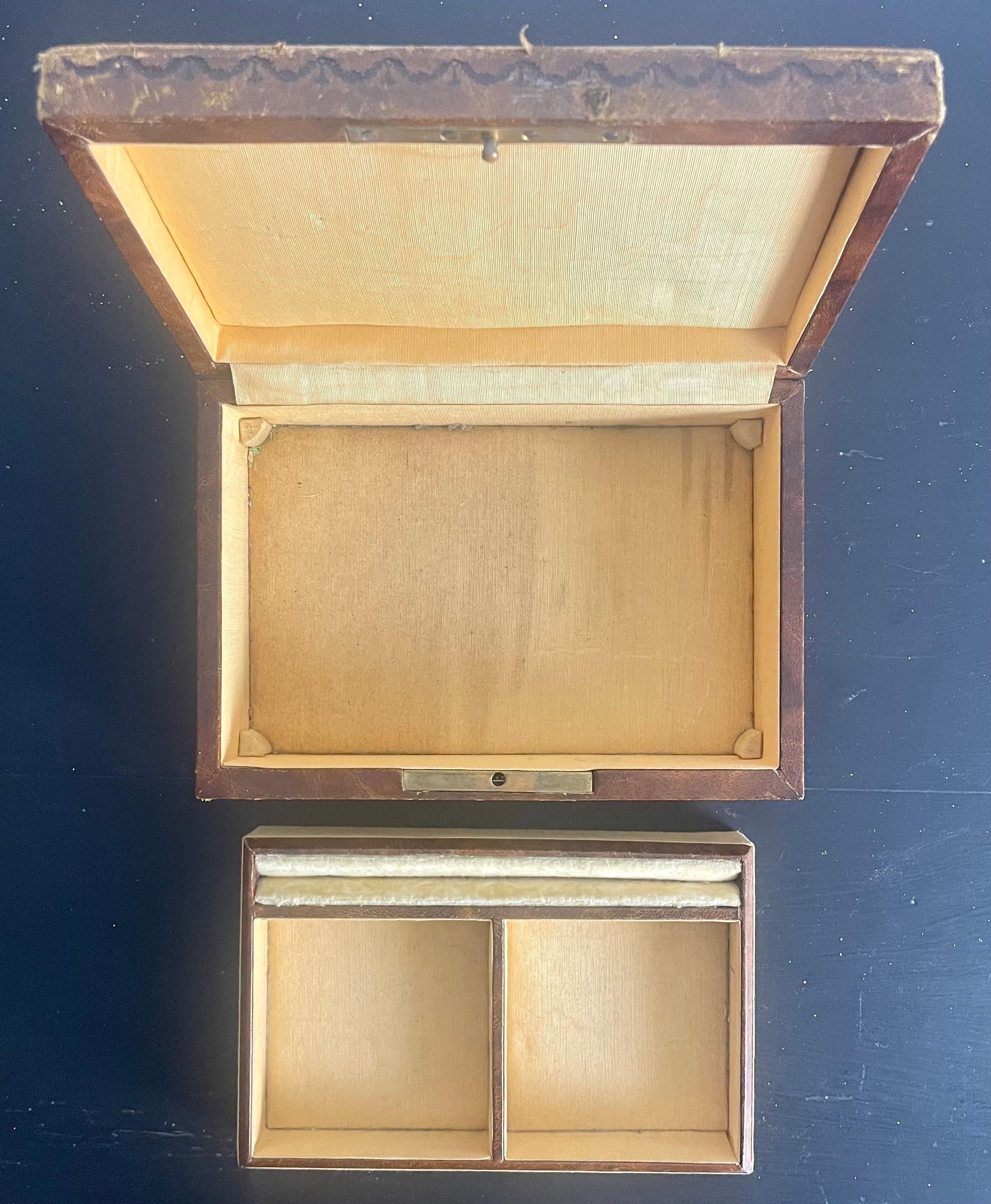 Boîte à bijoux en cuir français avec plaque incrustée et gravée - France - style Louis XVI en vente 5