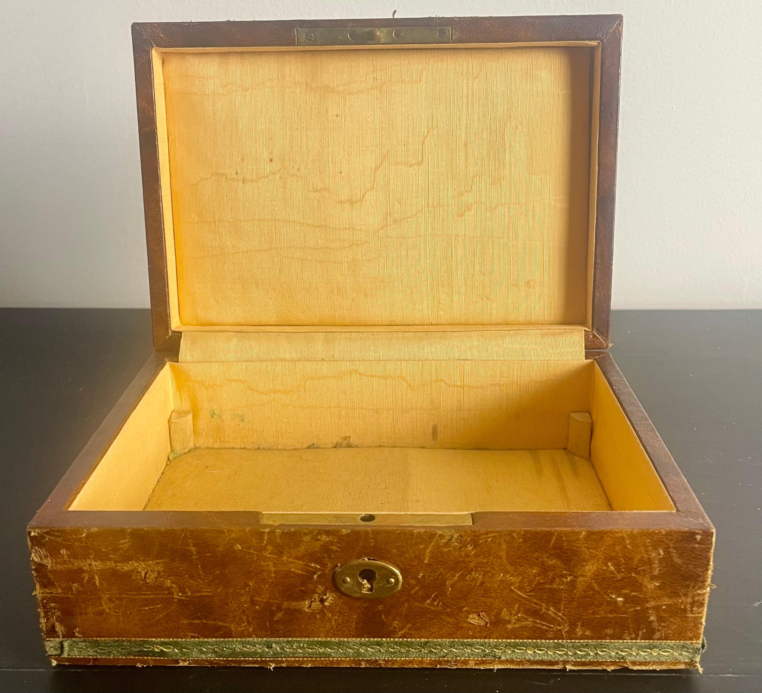 Boîte à bijoux en cuir français avec plaque incrustée et gravée - France - style Louis XVI en vente 6