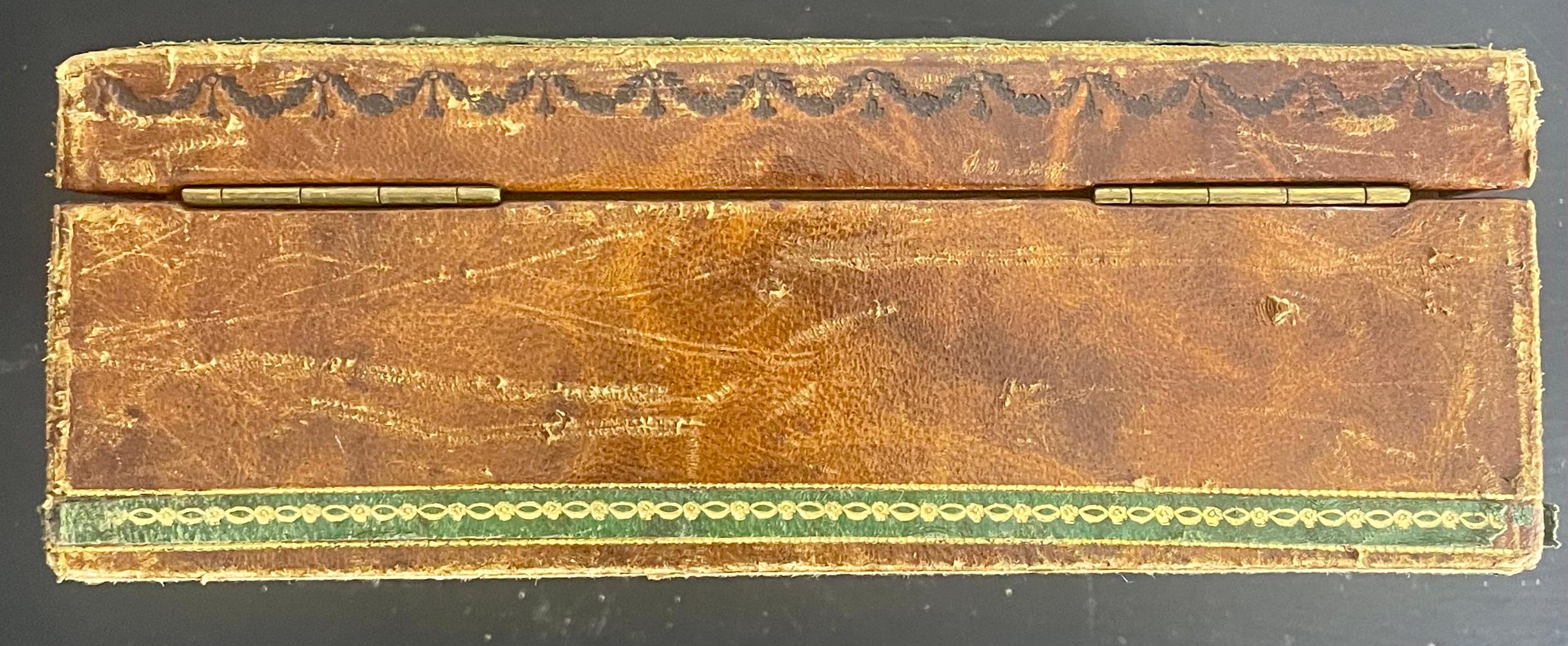 Französisches Lederschmuckkästchen mit Intarsien und geätzter Plakette aus Leder – Frankreich – Louis XVI.-Stil im Angebot 9