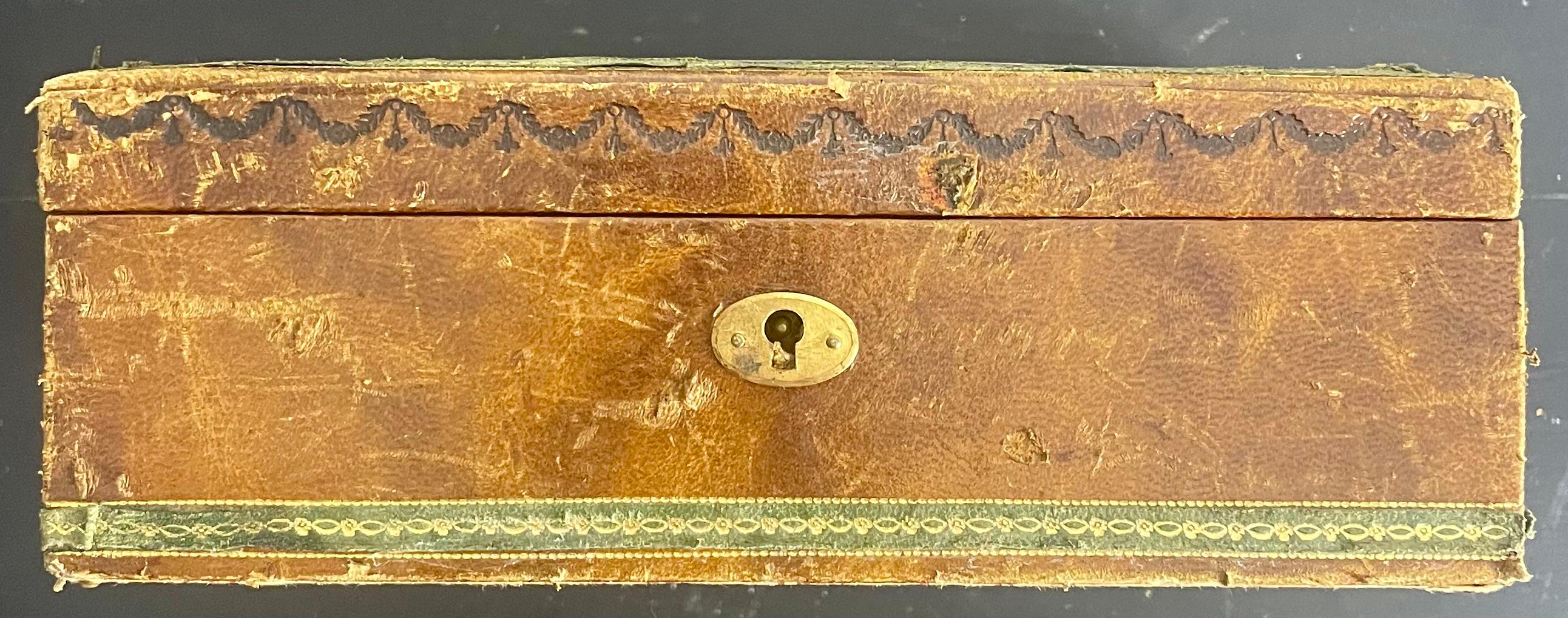 Boîte à bijoux en cuir français avec plaque incrustée et gravée - France - style Louis XVI en vente 8