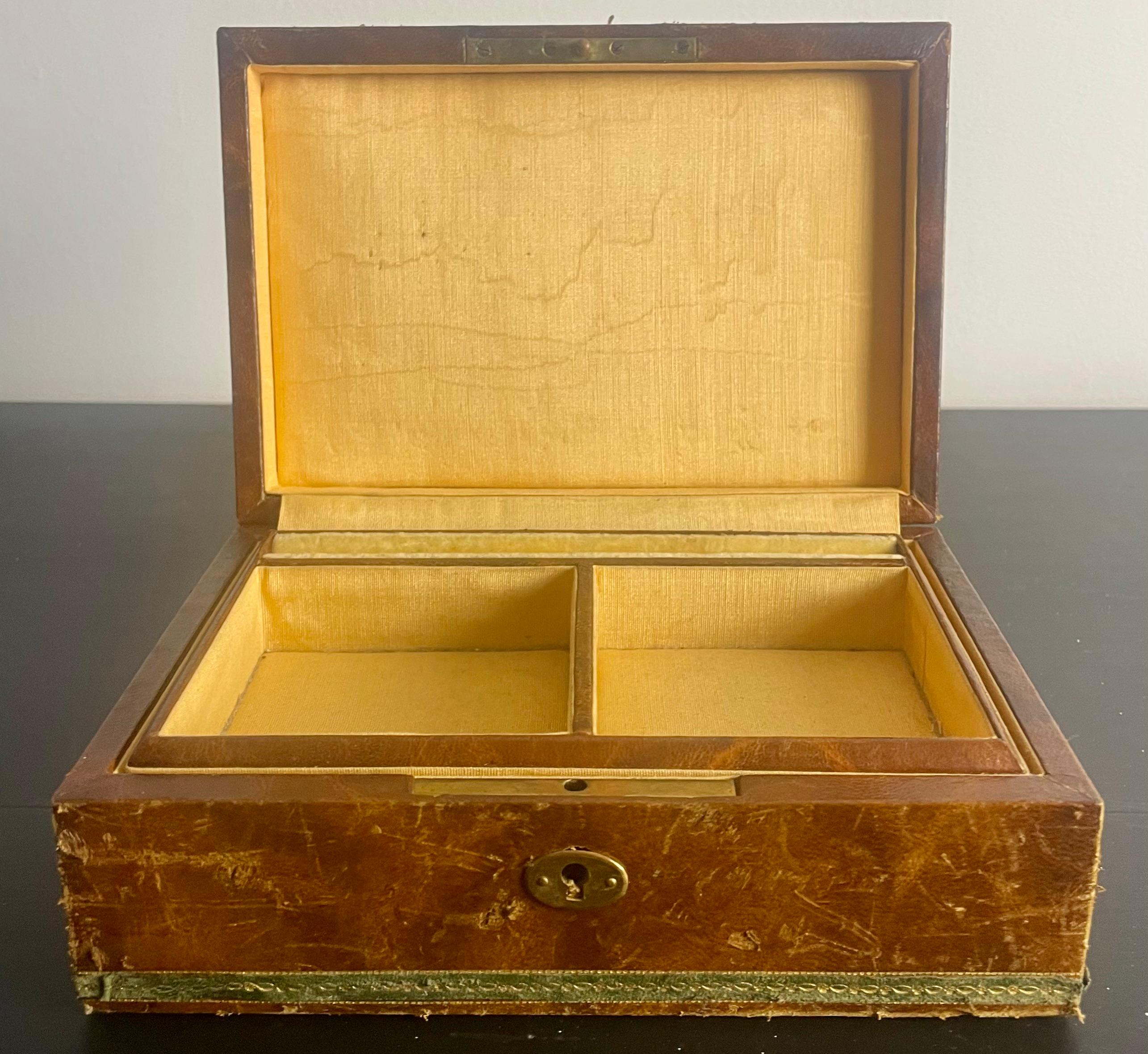 Français Boîte à bijoux en cuir français avec plaque incrustée et gravée - France - style Louis XVI en vente