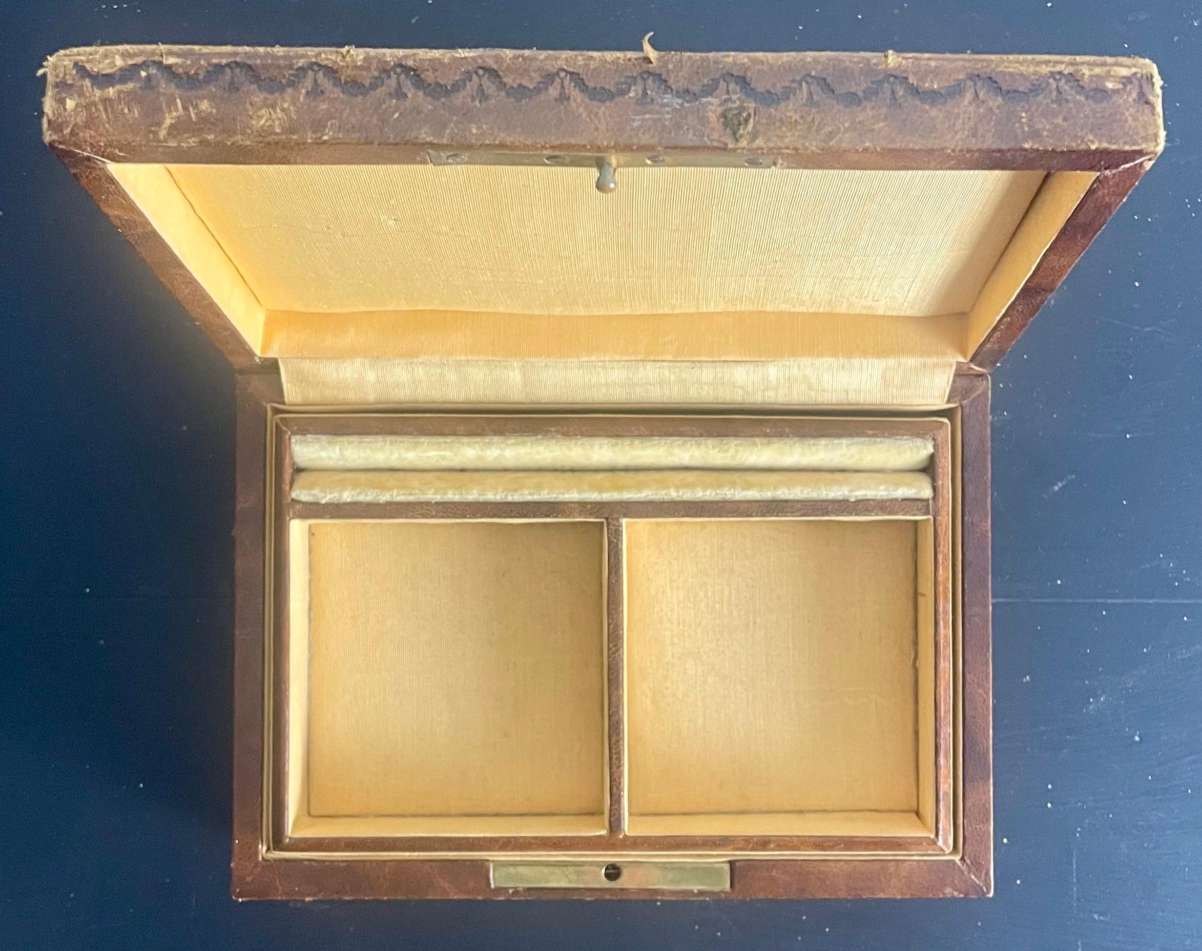Boîte à bijoux en cuir français avec plaque incrustée et gravée - France - style Louis XVI Bon état - En vente à Beuzevillette, FR