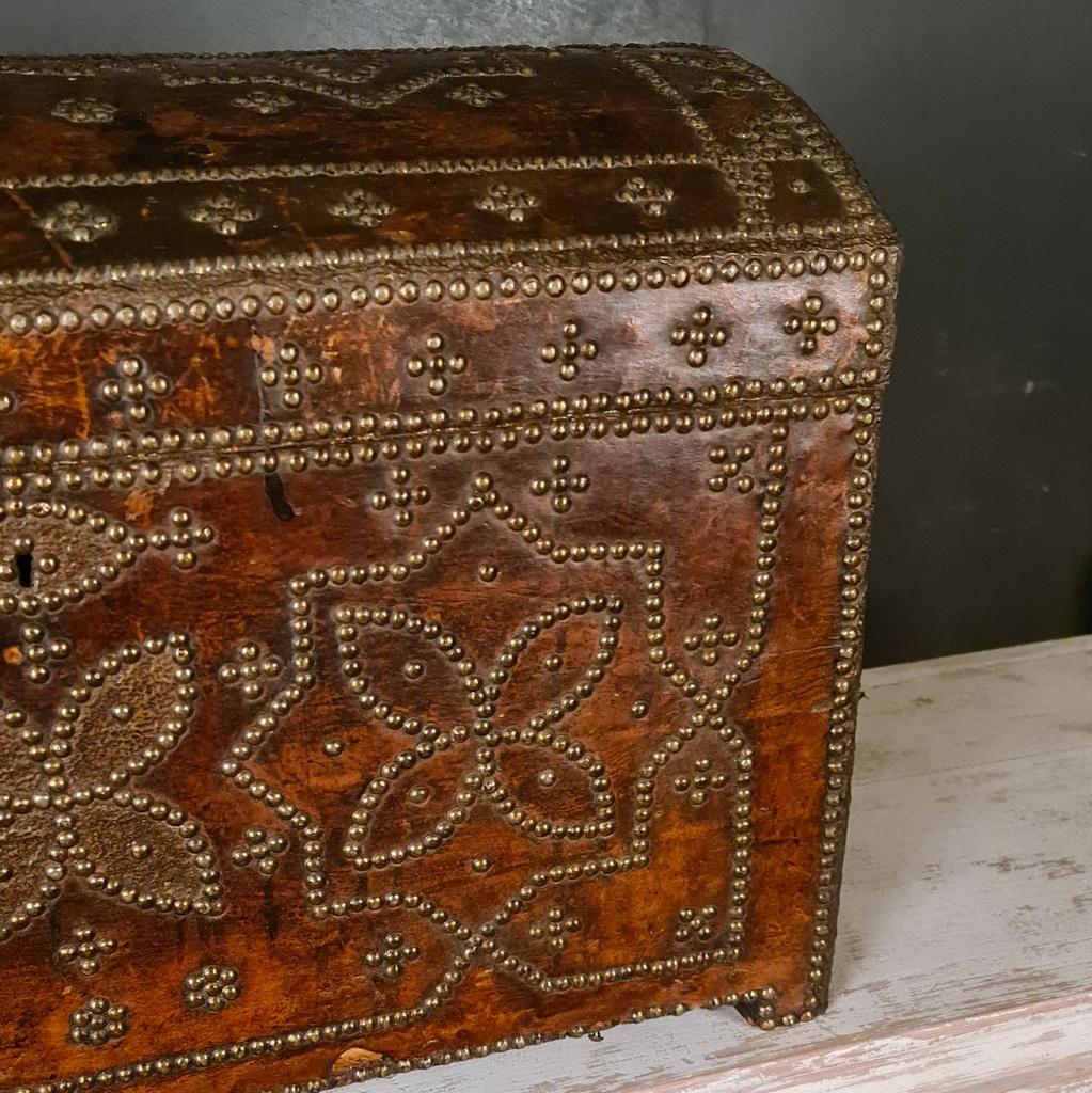 Interesting 19th C French leather studded trunk. Great colour. 1880.

Dimensions
32 inches (81 cms) wide
18.5 inches (47 cms) deep
20 inches (51 cms) high.