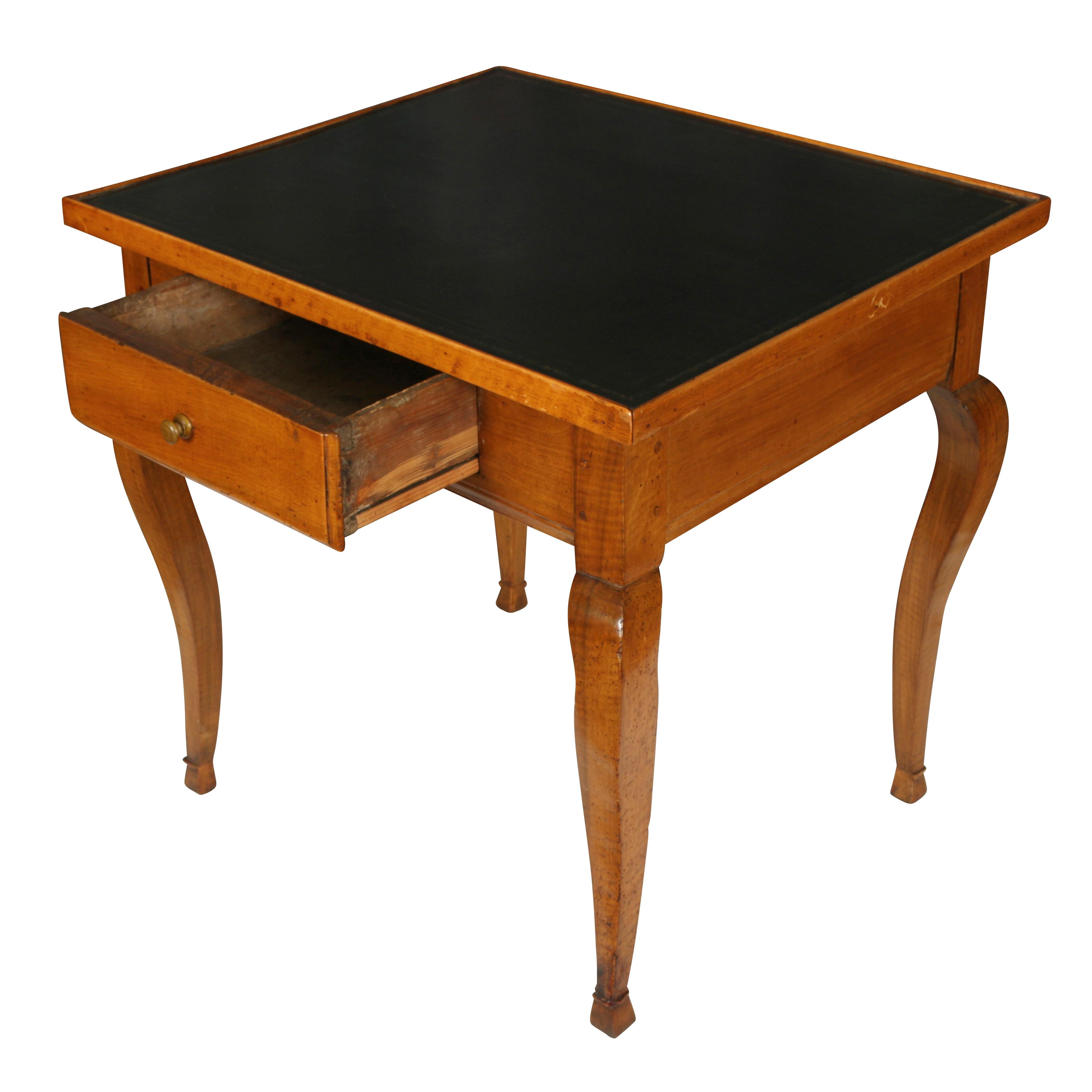 Magnifique table à écrire française en noyer du XIXe siècle, avec un tiroir et un plateau en cuir noir.  La table a développé une patine riche et chaleureuse et sa taille en fait un parfait petit bureau ou une table d'appoint.