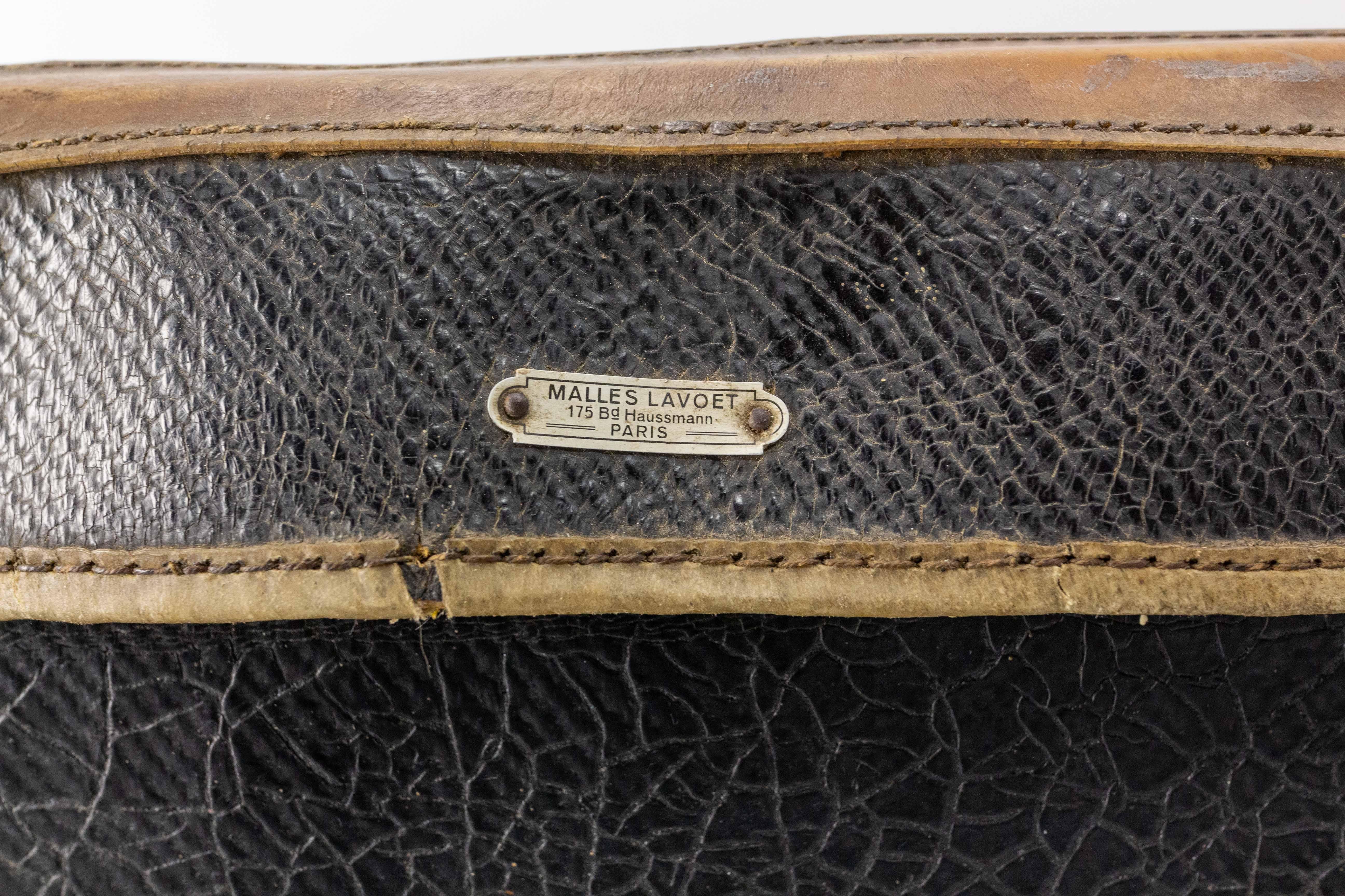 Coffre en cuir français avec étiquettes de chemin de fer originales de Paris à Chantilly, fin du 19ème siècle en vente 3