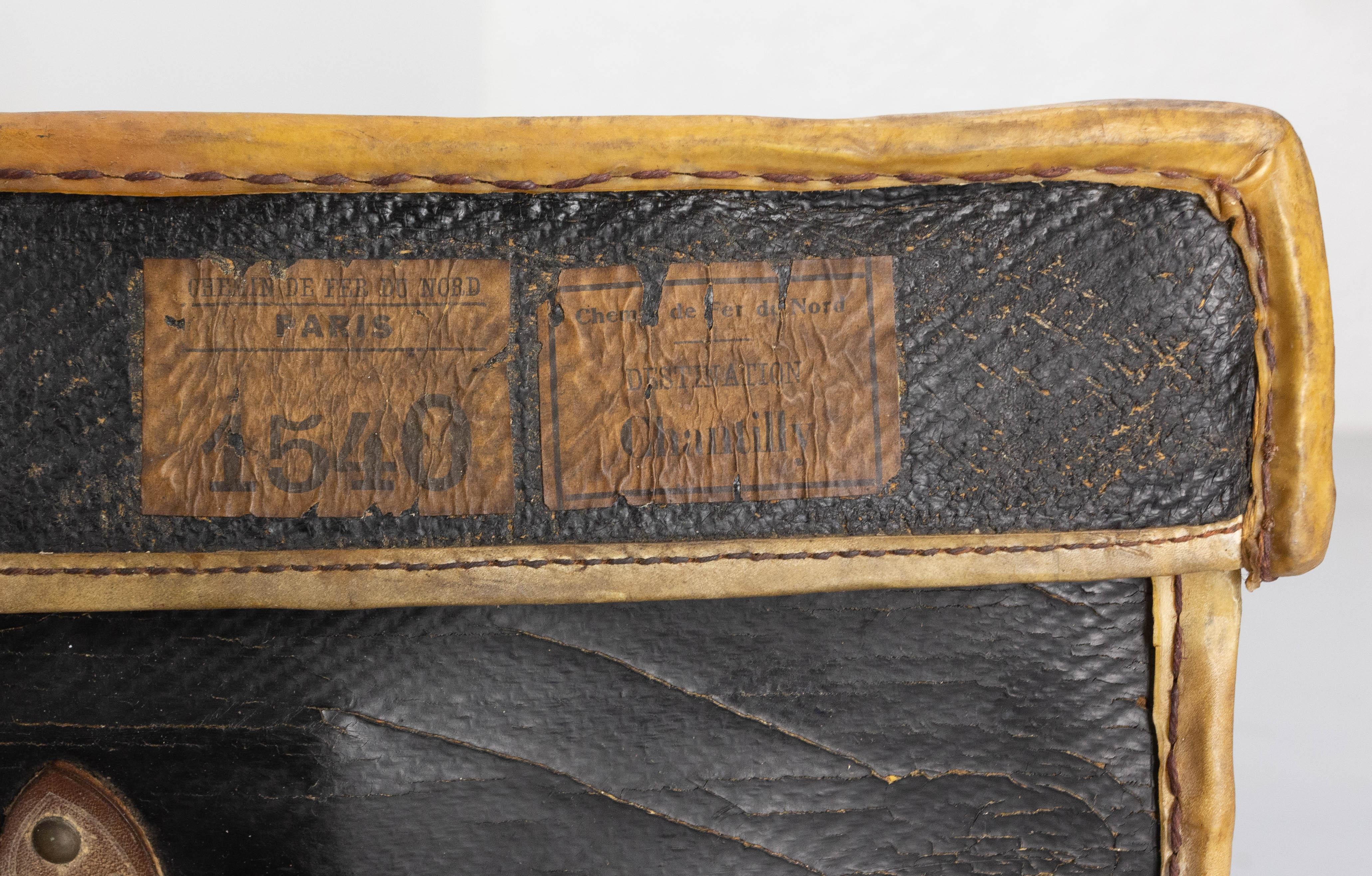 Coffre en cuir français avec étiquettes de chemin de fer originales de Paris à Chantilly, fin du 19ème siècle en vente 4