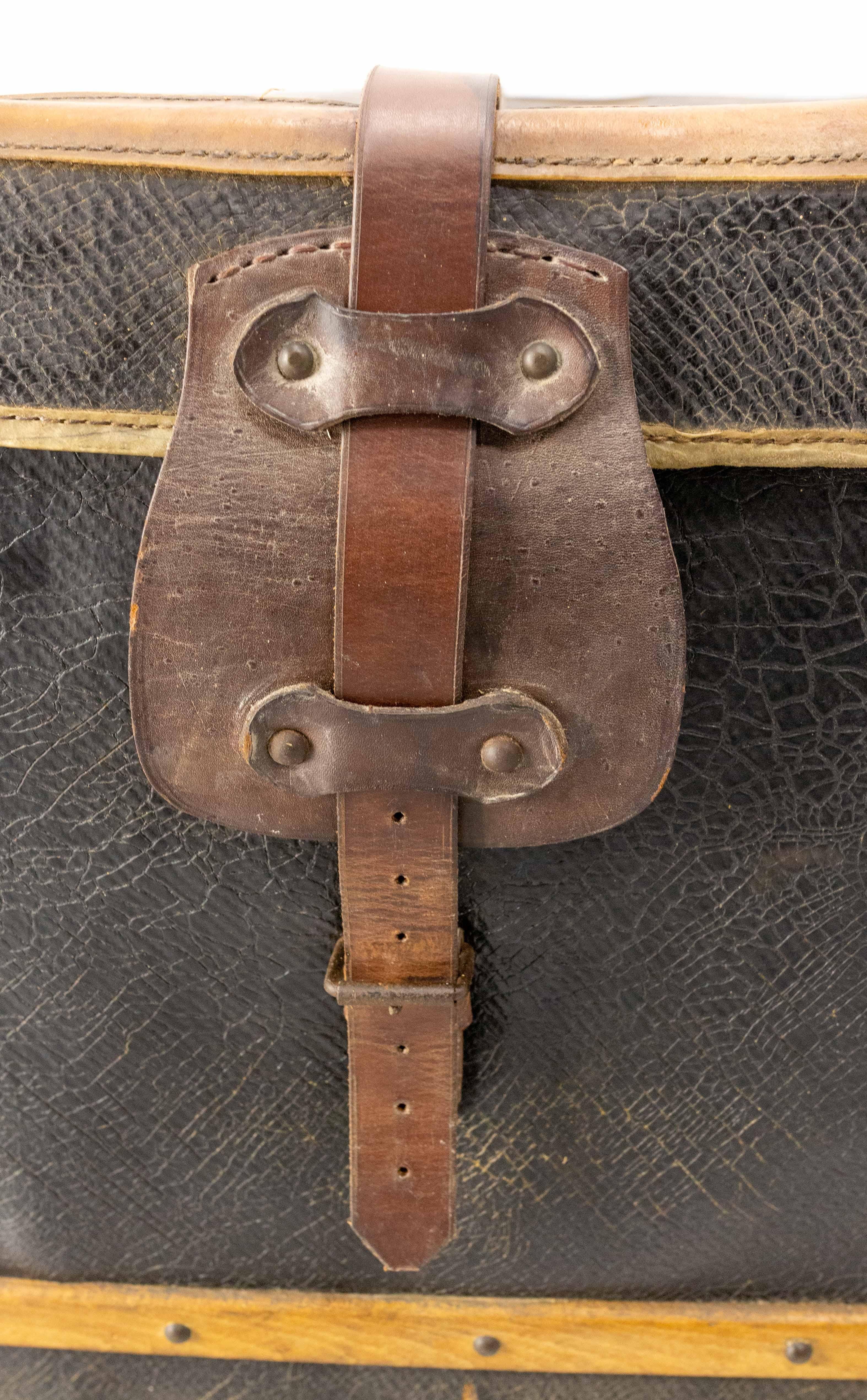 Baule francese in pelle con etichette originali del treno da Parigi a Chantilly, fine XIX sec. in vendita 3